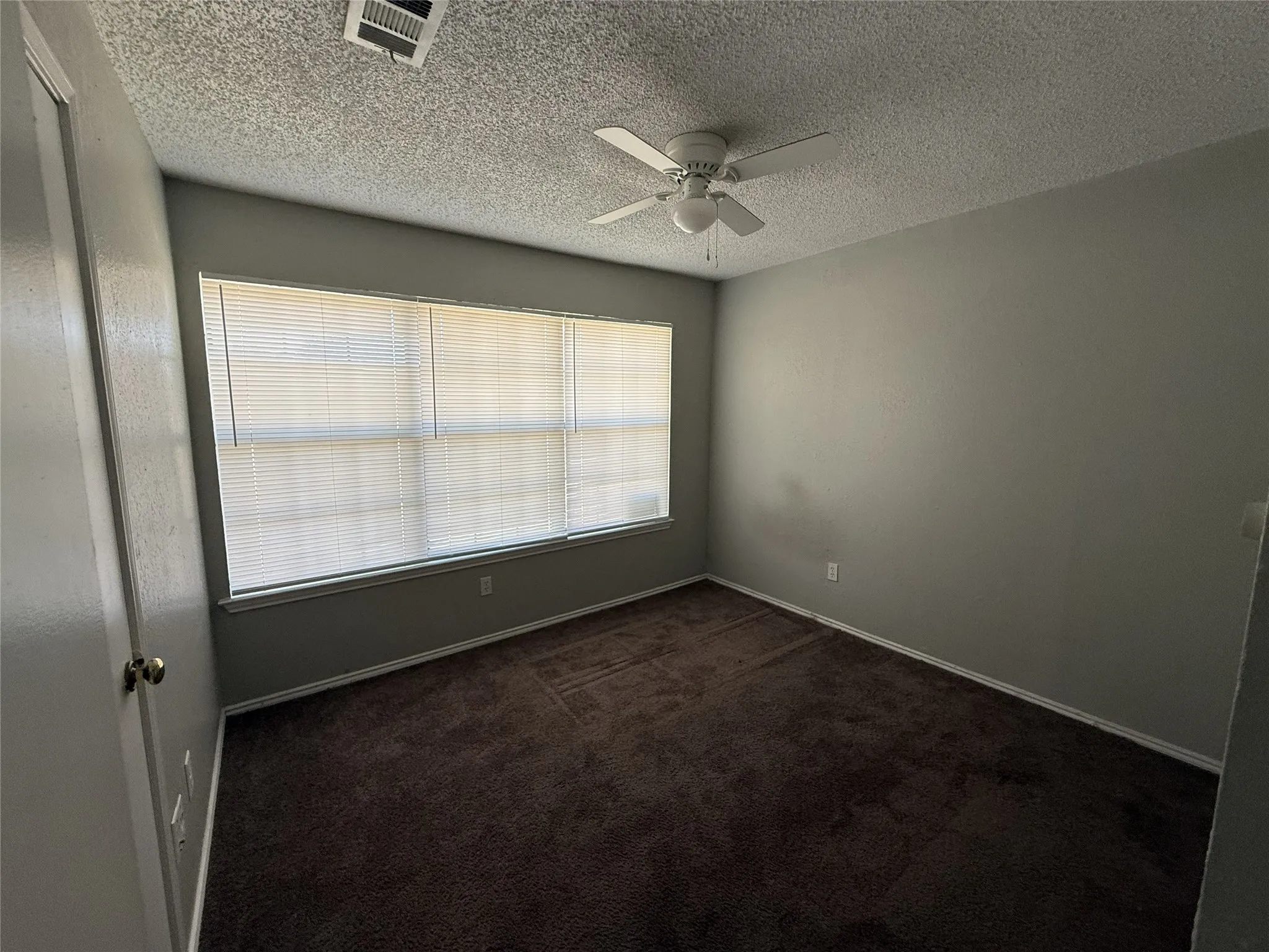 Single Family Residence For Sale in Dallas County , 404 Seminary Ridge, Mesquite, Texas 75149, 3 Bedroom, 2 Bathroom, 2 Garage spaces, 1,294 Sqft, built in 1987, mls#21368743, Real Estate Agent in Mesquite, Homes For Sale in Dallas county, Homes For Sale in Mesquite, Realtor in Mesquite Texas, Real Estate Brokerage Independent Realty Texas, Luminita Cordes Realtor