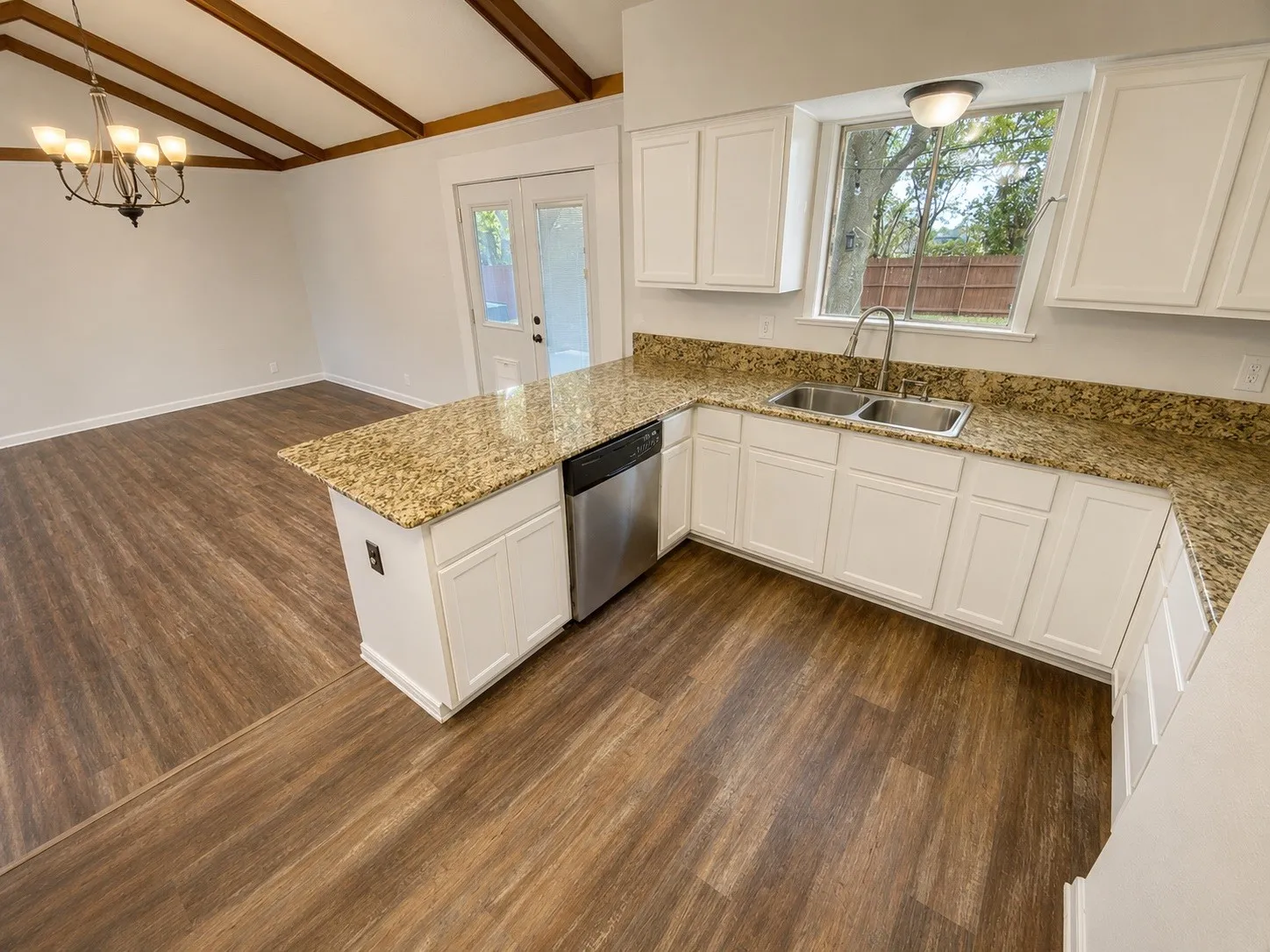 Single Family Residence For Sale in Grayson County , 1205 S Valentine Drive, Sherman, Texas 75090, 3 Bedroom, 2 Bathroom, 2 Garage spaces, 1,300 Sqft, built in 1964, mls#21367851, Real Estate Agent in Sherman, Homes For Sale in Grayson county, Homes For Sale in Sherman, Realtor in Sherman Texas, Real Estate Brokerage Independent Realty Texas, Luminita Cordes Realtor