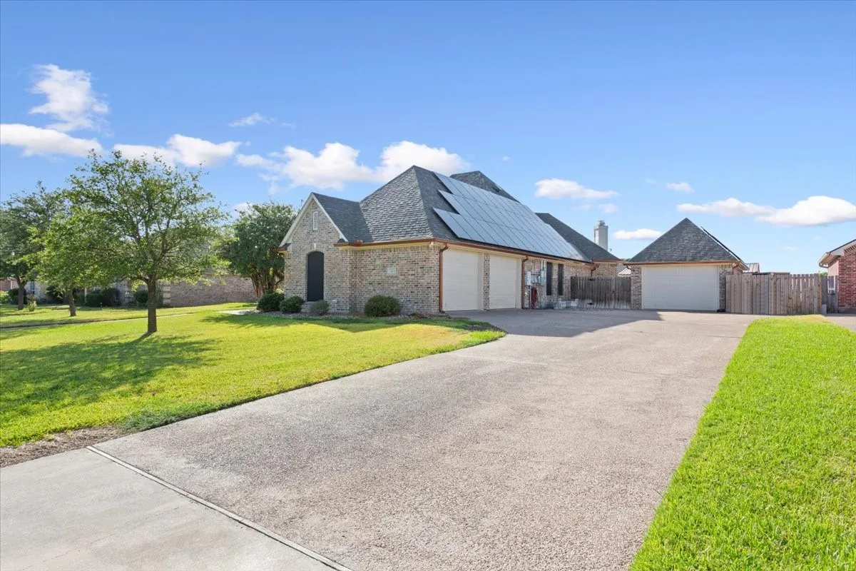 Single Family Residence For Sale in Mc Lennan County , 1408 Laurel Park, Robinson, Texas 76706, 4 Bedroom, 3 Bathroom, 3 Garage spaces, 2,480 Sqft, built in 2004, mls#21368468, Real Estate Agent in Robinson, Homes For Sale in Mc Lennan county, Homes For Sale in Robinson, Realtor in Robinson Texas, Real Estate Brokerage Independent Realty Texas, Luminita Cordes Realtor