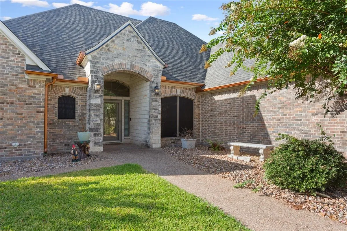 Single Family Residence For Sale in Mc Lennan County , 1408 Laurel Park, Robinson, Texas 76706, 4 Bedroom, 3 Bathroom, 3 Garage spaces, 2,480 Sqft, built in 2004, mls#21368468, Real Estate Agent in Robinson, Homes For Sale in Mc Lennan county, Homes For Sale in Robinson, Realtor in Robinson Texas, Real Estate Brokerage Independent Realty Texas, Luminita Cordes Realtor