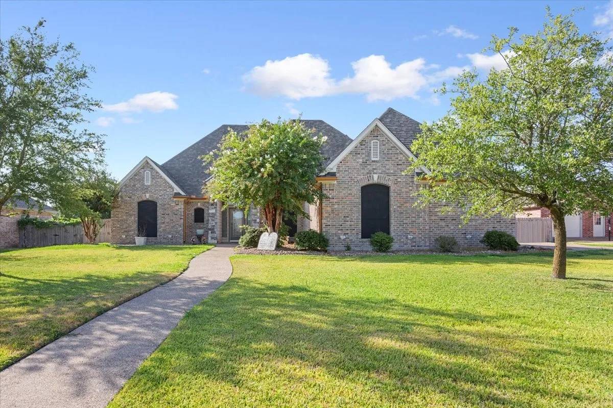 Single Family Residence For Sale in Mc Lennan County , 1408 Laurel Park, Robinson, Texas 76706, 4 Bedroom, 3 Bathroom, 3 Garage spaces, 2,480 Sqft, built in 2004, mls#21368468, Real Estate Agent in Robinson, Homes For Sale in Mc Lennan county, Homes For Sale in Robinson, Realtor in Robinson Texas, Real Estate Brokerage Independent Realty Texas, Luminita Cordes Realtor