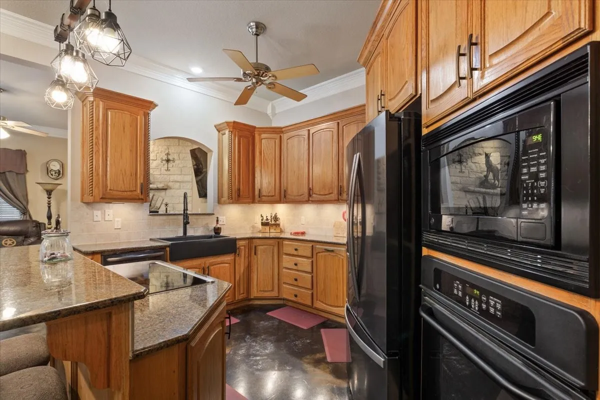 Single Family Residence For Sale in Mc Lennan County , 1408 Laurel Park, Robinson, Texas 76706, 4 Bedroom, 3 Bathroom, 3 Garage spaces, 2,480 Sqft, built in 2004, mls#21368468, Real Estate Agent in Robinson, Homes For Sale in Mc Lennan county, Homes For Sale in Robinson, Realtor in Robinson Texas, Real Estate Brokerage Independent Realty Texas, Luminita Cordes Realtor