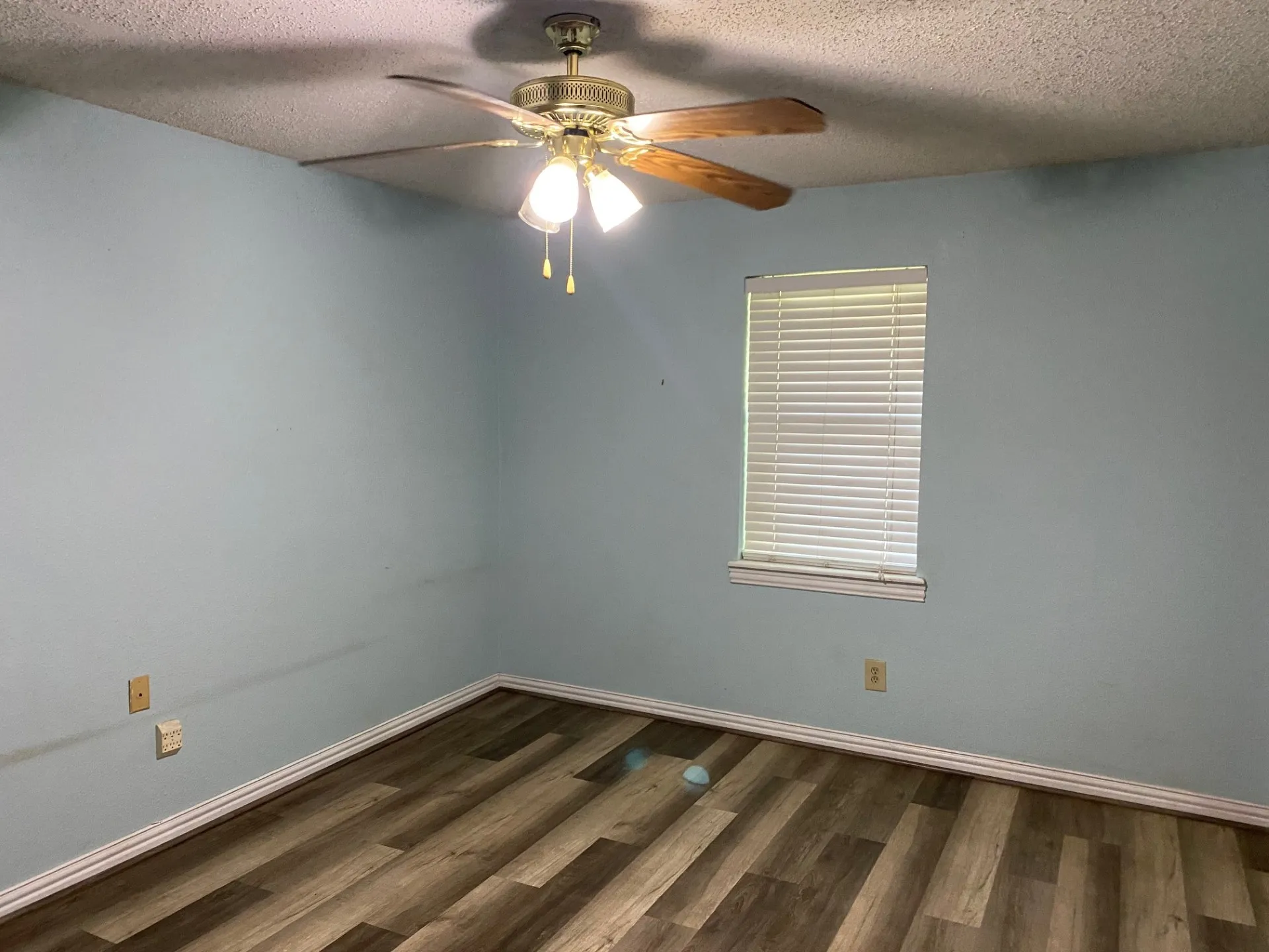 Single Family Residence For Sale in Red River (TX) County , 603 W 11th Street, Clarksville, Texas 75426, 3 Bedroom, 2 Bathroom, Garage spaces, 2,345 Sqft, built in 1977, mls#21368772, Real Estate Agent in Clarksville, Homes For Sale in Red River (TX) county, Homes For Sale in Clarksville, Realtor in Clarksville Texas, Real Estate Brokerage Independent Realty Texas, Luminita Cordes Realtor