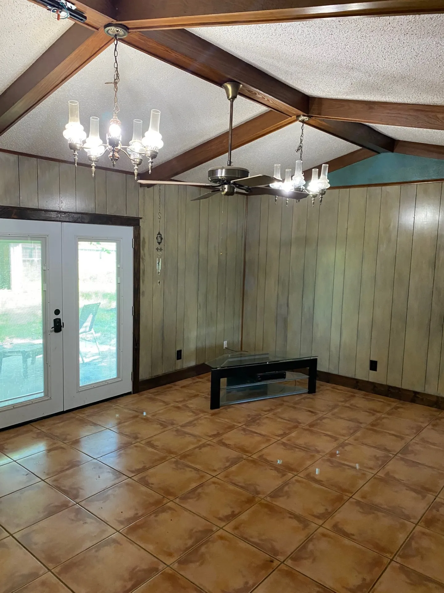 Single Family Residence For Sale in Red River (TX) County , 603 W 11th Street, Clarksville, Texas 75426, 3 Bedroom, 2 Bathroom, Garage spaces, 2,345 Sqft, built in 1977, mls#21368772, Real Estate Agent in Clarksville, Homes For Sale in Red River (TX) county, Homes For Sale in Clarksville, Realtor in Clarksville Texas, Real Estate Brokerage Independent Realty Texas, Luminita Cordes Realtor