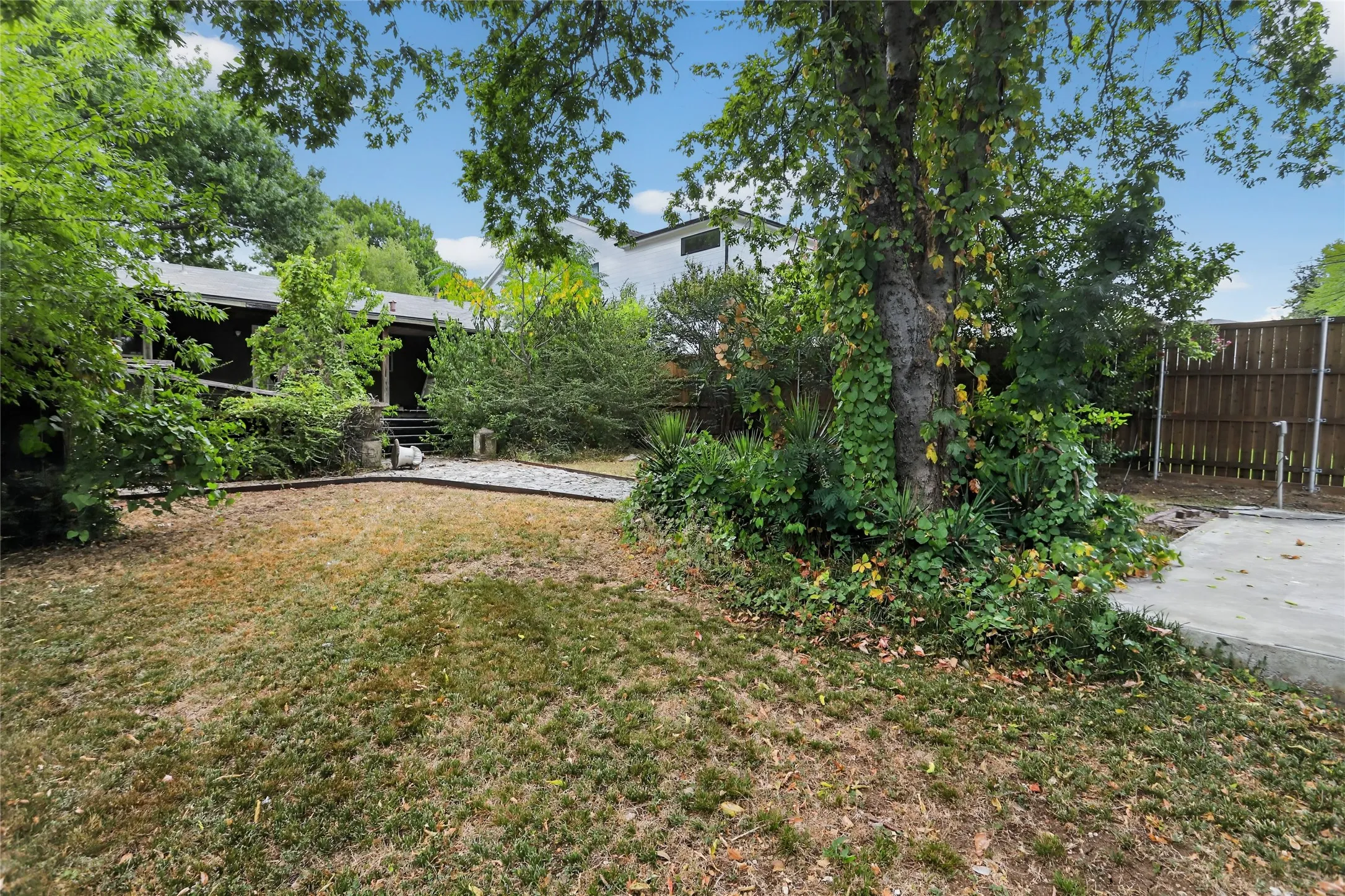 Improved Land For Sale in Dallas County , 8507 Lakemont Drive, Dallas, Texas 75209, 0, 0, Garage spaces, 0 Sqft, built in 1947, mls#21366692, Real Estate Agent in Dallas, Homes For Sale in Dallas county, Homes For Sale in Dallas, Realtor in Dallas Texas, Real Estate Brokerage Independent Realty Texas, Luminita Cordes Realtor