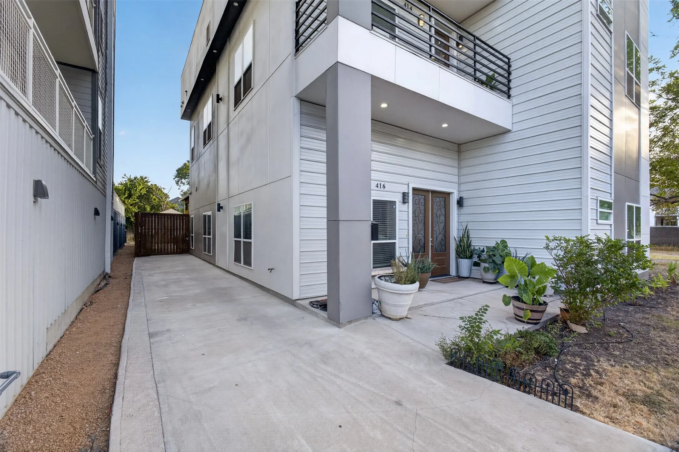 Duplex For Sale in Dallas County , 416 W 10th Street, Dallas, Texas 75208, 7 Bedroom, 4 Bathroom, Garage spaces, 0 Sqft, built in 2022, Price $2,600,000, mls#21367306, Real Estate Agent in Dallas, Homes For Sale in Dallas county, Homes For Sale in Dallas, Realtor in Dallas Texas, Real Estate Brokerage Independent Realty Texas, Luminita Cordes Realtor