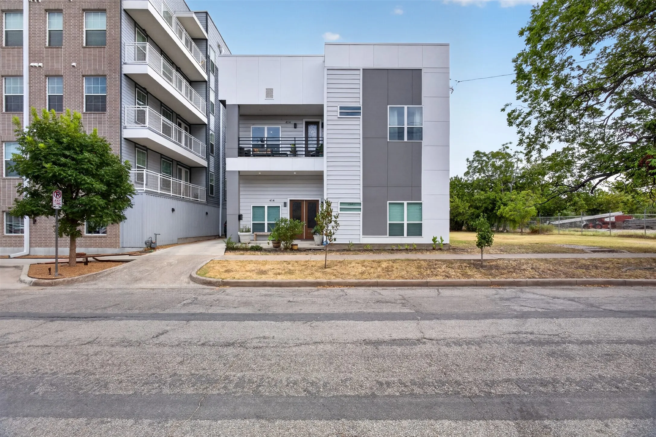 Duplex For Sale in Dallas County , 416 W 10th Street, Dallas, Texas 75208, 7 Bedroom, 4 Bathroom, Garage spaces, 0 Sqft, built in 2022, Price $2,600,000, mls#21367306, Real Estate Agent in Dallas, Homes For Sale in Dallas county, Homes For Sale in Dallas, Realtor in Dallas Texas, Real Estate Brokerage Independent Realty Texas, Luminita Cordes Realtor