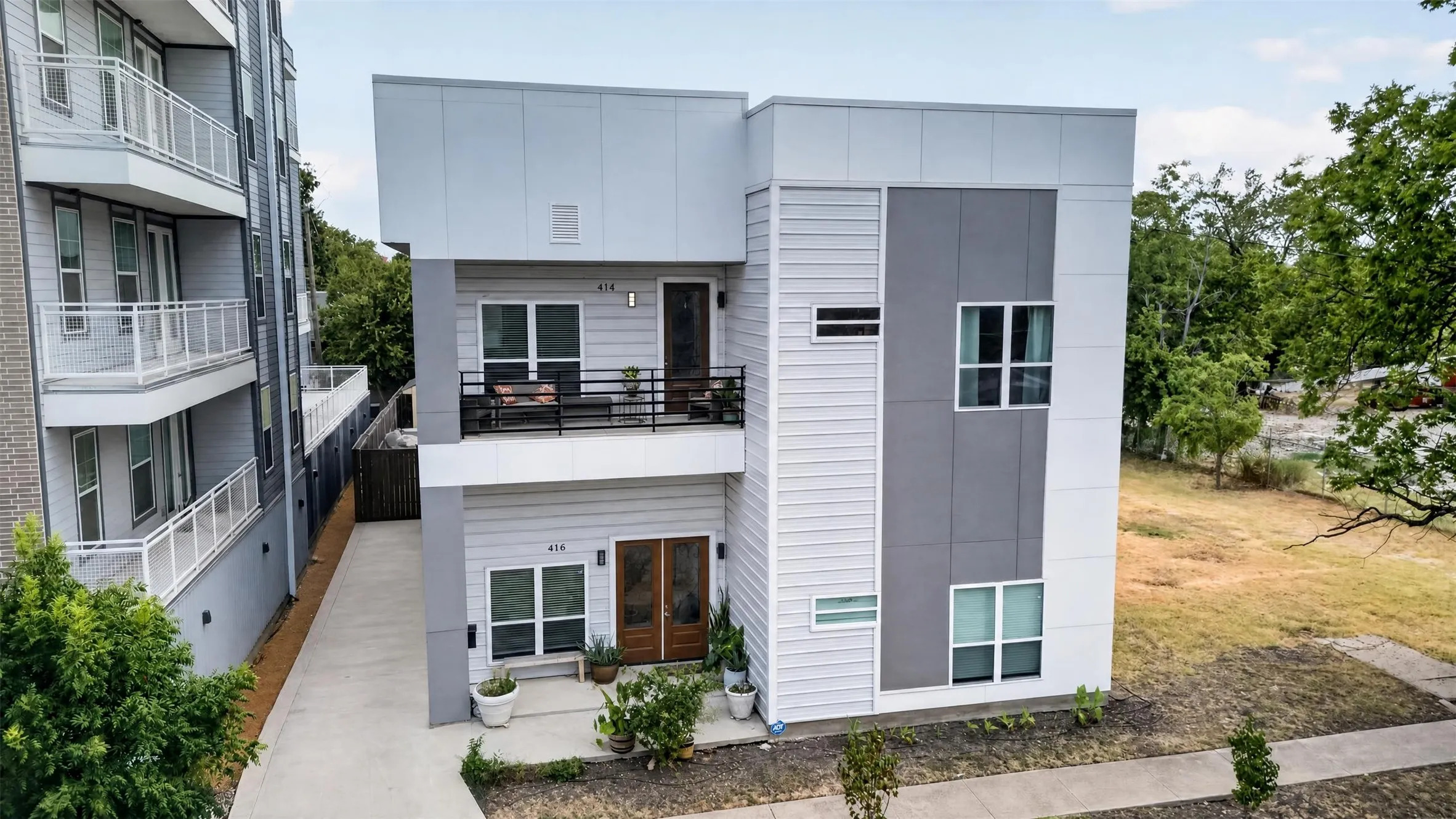 Duplex For Sale in Dallas County , 416 W 10th Street, Dallas, Texas 75208, 7 Bedroom, 4 Bathroom, Garage spaces, 0 Sqft, built in 2022, Price $2,600,000, mls#21367306, Real Estate Agent in Dallas, Homes For Sale in Dallas county, Homes For Sale in Dallas, Realtor in Dallas Texas, Real Estate Brokerage Independent Realty Texas, Luminita Cordes Realtor