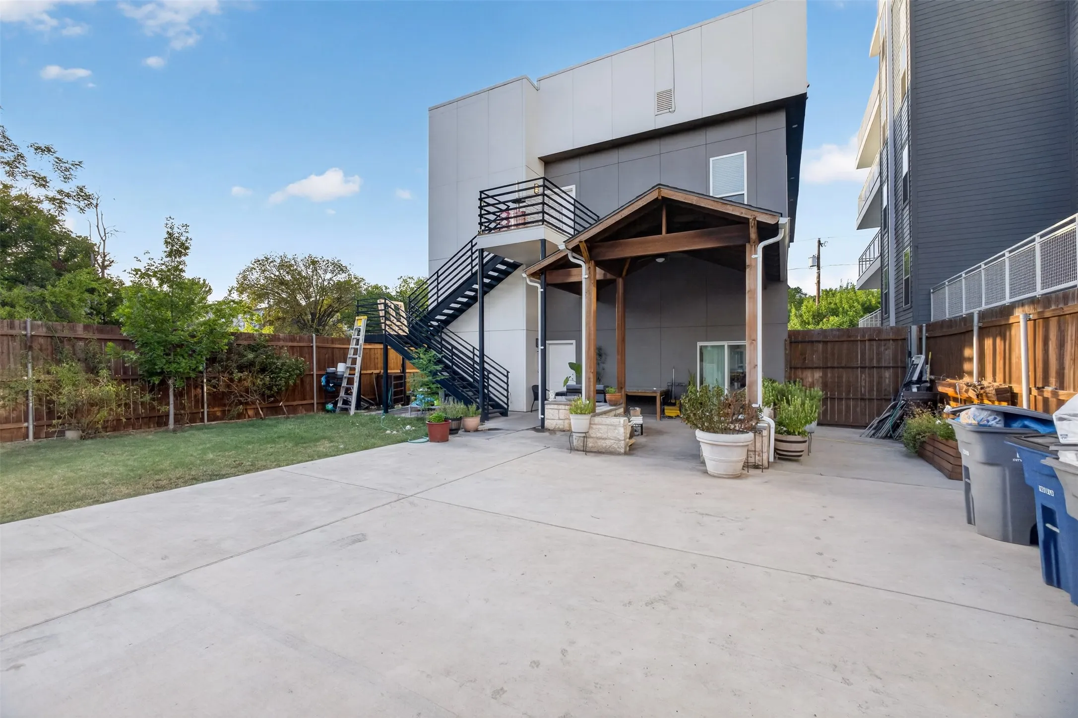 Duplex For Sale in Dallas County , 416 W 10th Street, Dallas, Texas 75208, 7 Bedroom, 4 Bathroom, Garage spaces, 0 Sqft, built in 2022, Price $2,600,000, mls#21367306, Real Estate Agent in Dallas, Homes For Sale in Dallas county, Homes For Sale in Dallas, Realtor in Dallas Texas, Real Estate Brokerage Independent Realty Texas, Luminita Cordes Realtor