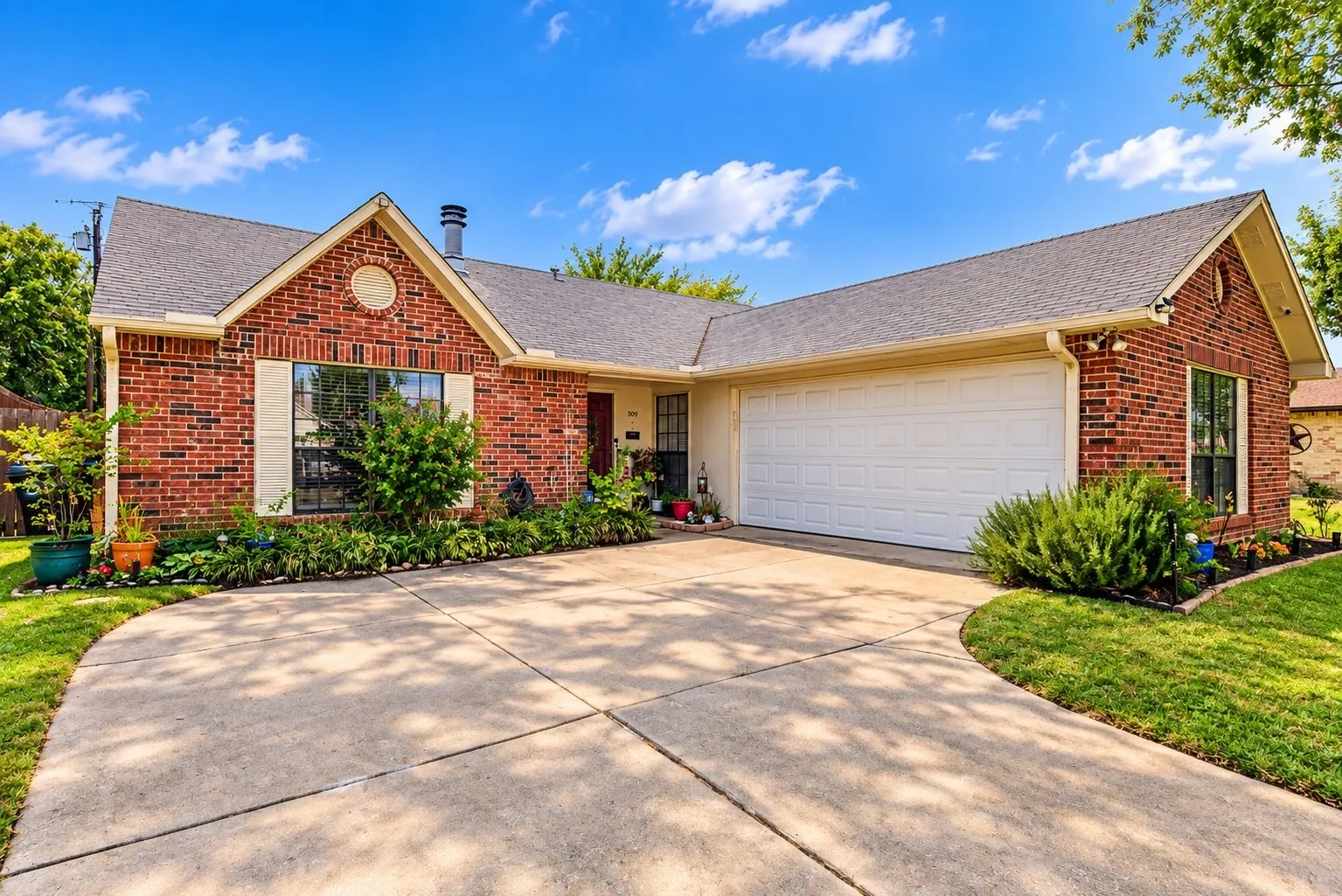 Single Family Residence For Sale in Kaufman County , 509 Carl C Senter Street, Forney, Texas 75126, 3 Bedroom, 2 Bathroom, 2 Garage spaces, 1,748 Sqft, built in 1982, mls#21368663, Real Estate Agent in Forney, Homes For Sale in Kaufman county, Homes For Sale in Forney, Realtor in Forney Texas, Real Estate Brokerage Independent Realty Texas, Luminita Cordes Realtor