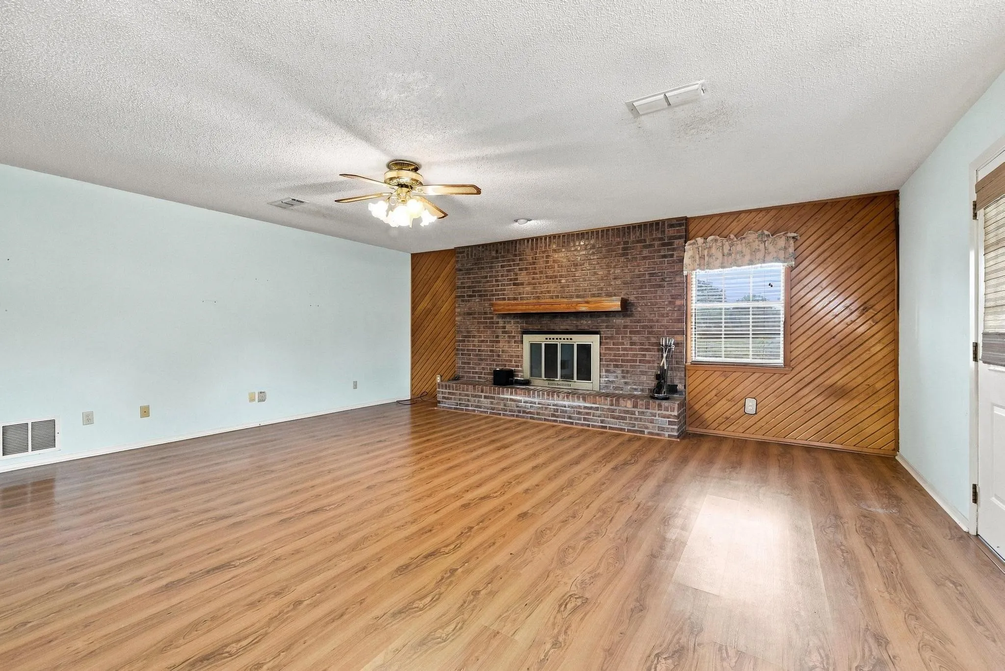 Single Family Residence For Sale in Grayson County , 1625 Richerson Road, Denison, Texas 75021, 3 Bedroom, 2 Bathroom, 2 Garage spaces, 1,878 Sqft, built in 1999, mls#21368795, Real Estate Agent in Denison, Homes For Sale in Grayson county, Homes For Sale in Denison, Realtor in Denison Texas, Real Estate Brokerage Independent Realty Texas, Luminita Cordes Realtor