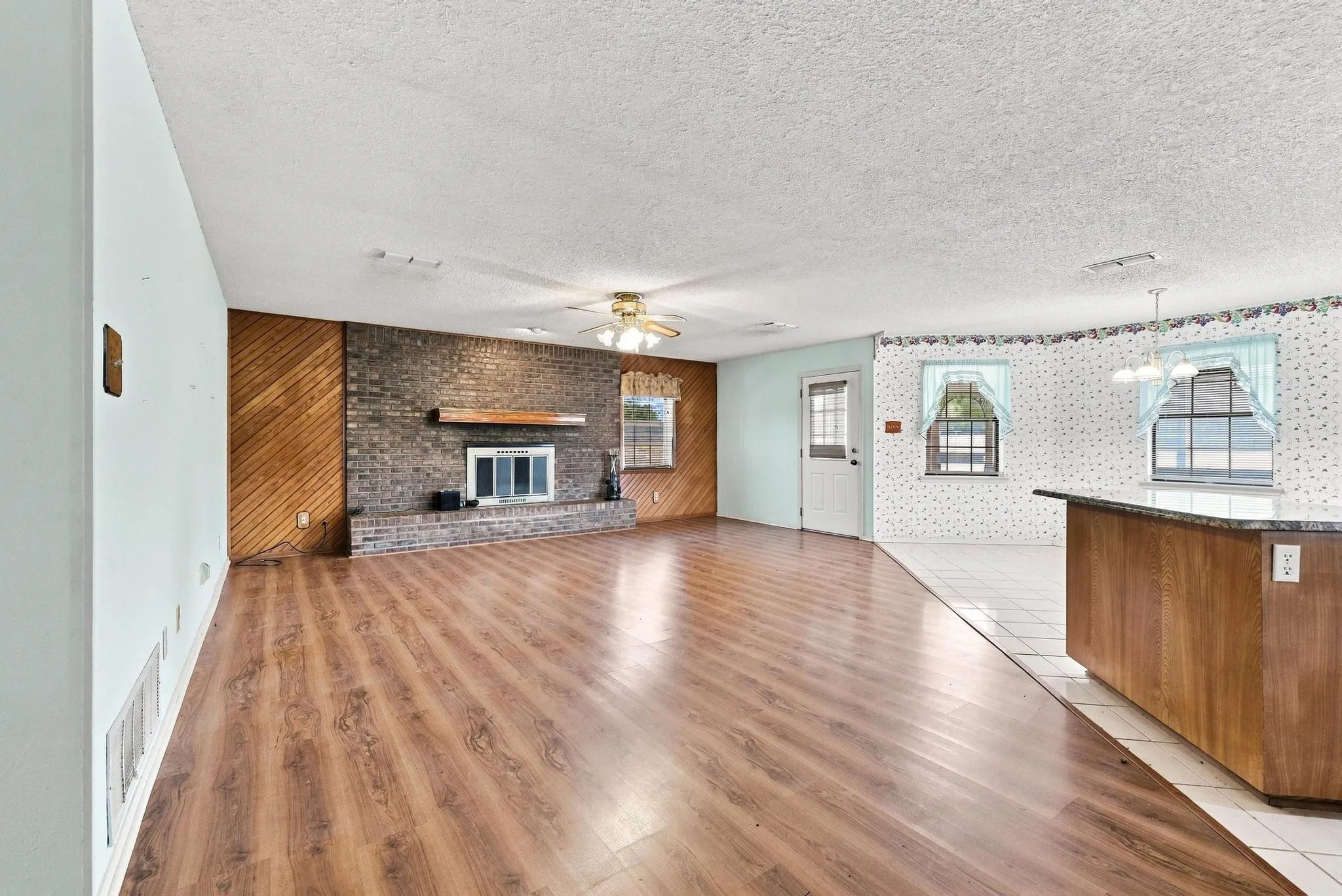 Single Family Residence For Sale in Grayson County , 1625 Richerson Road, Denison, Texas 75021, 3 Bedroom, 2 Bathroom, 2 Garage spaces, 1,878 Sqft, built in 1999, mls#21368795, Real Estate Agent in Denison, Homes For Sale in Grayson county, Homes For Sale in Denison, Realtor in Denison Texas, Real Estate Brokerage Independent Realty Texas, Luminita Cordes Realtor