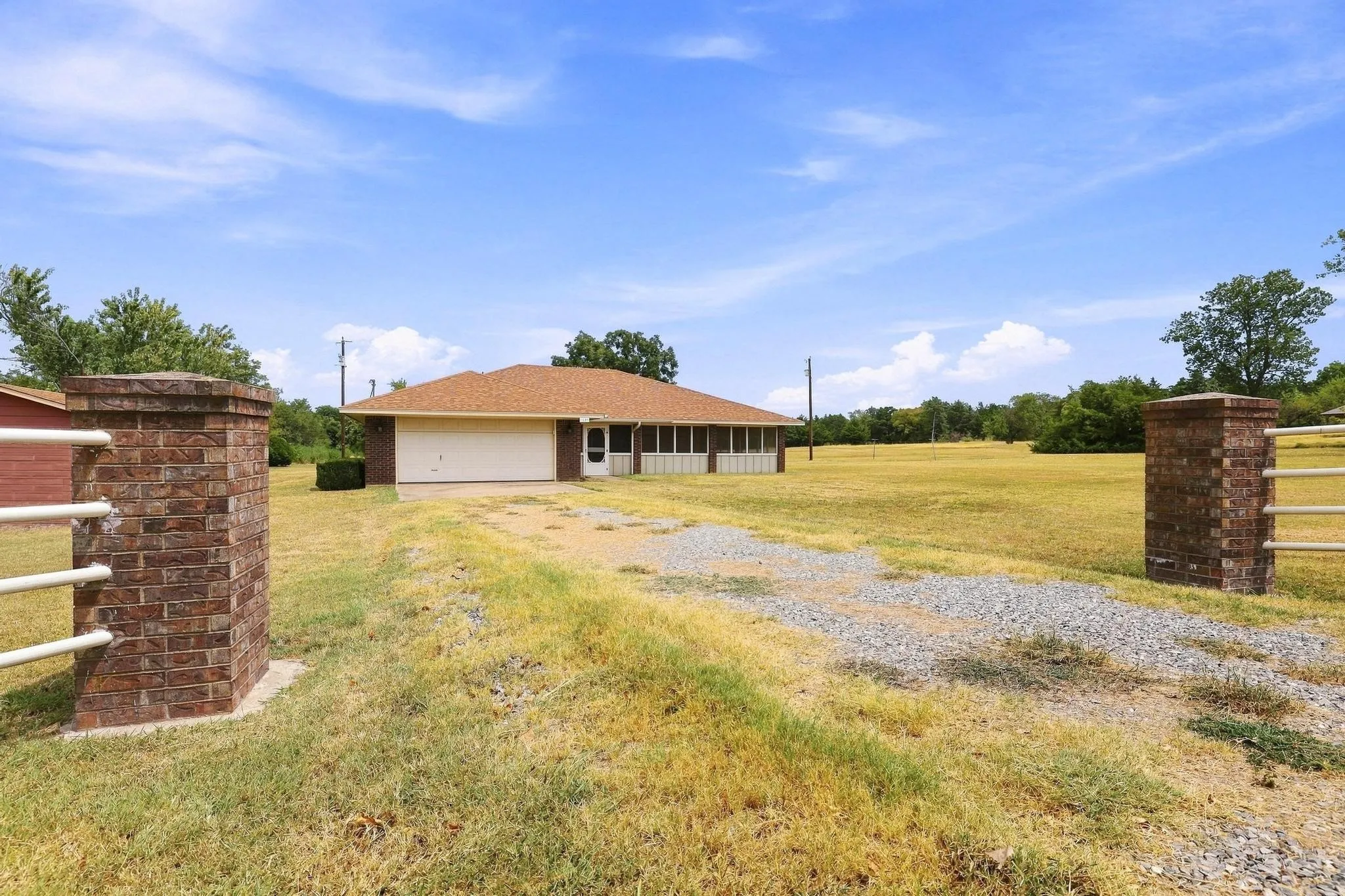 Single Family Residence For Sale in Grayson County , 1625 Richerson Road, Denison, Texas 75021, 3 Bedroom, 2 Bathroom, 2 Garage spaces, 1,878 Sqft, built in 1999, mls#21368795, Real Estate Agent in Denison, Homes For Sale in Grayson county, Homes For Sale in Denison, Realtor in Denison Texas, Real Estate Brokerage Independent Realty Texas, Luminita Cordes Realtor