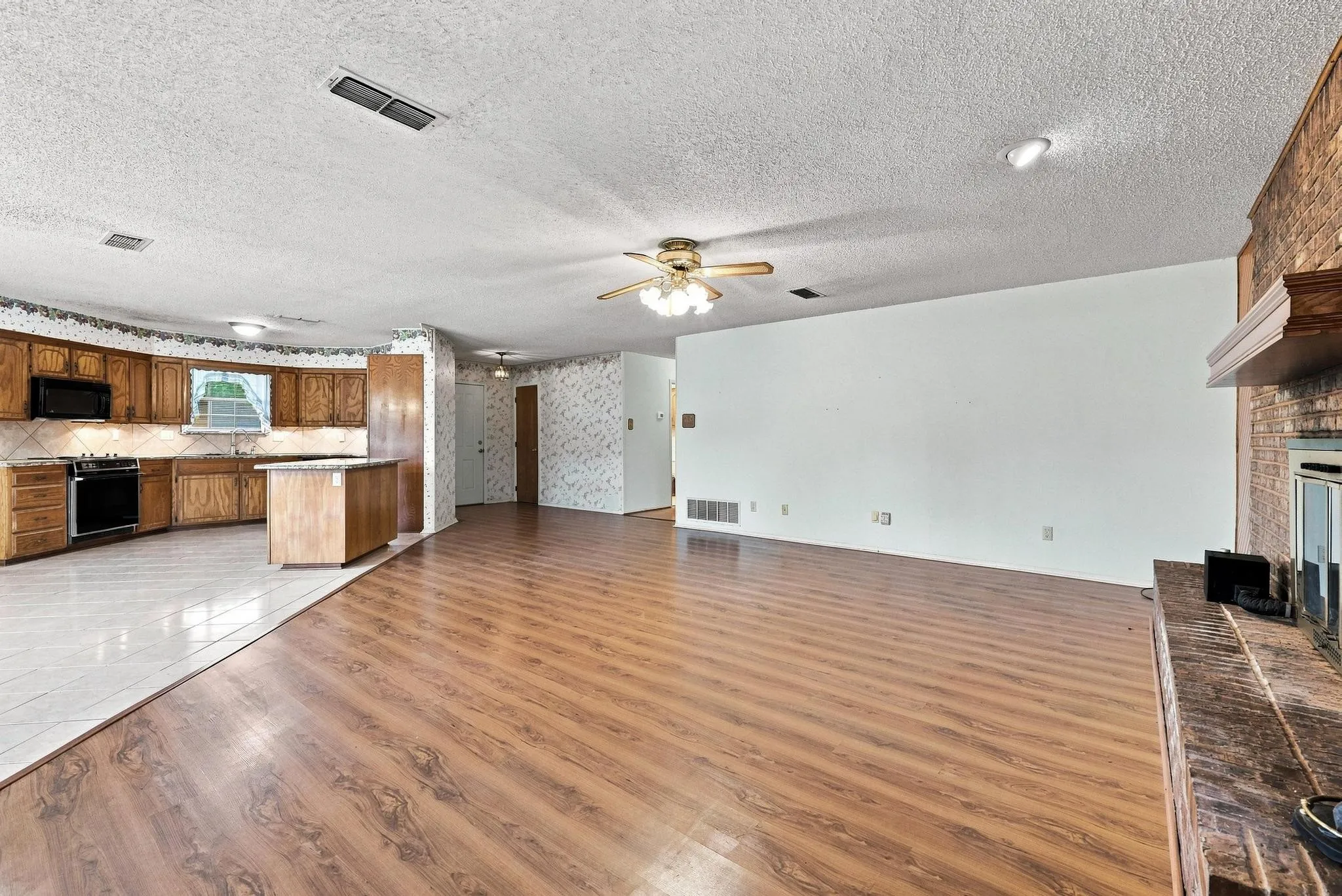 Single Family Residence For Sale in Grayson County , 1625 Richerson Road, Denison, Texas 75021, 3 Bedroom, 2 Bathroom, 2 Garage spaces, 1,878 Sqft, built in 1999, mls#21368795, Real Estate Agent in Denison, Homes For Sale in Grayson county, Homes For Sale in Denison, Realtor in Denison Texas, Real Estate Brokerage Independent Realty Texas, Luminita Cordes Realtor