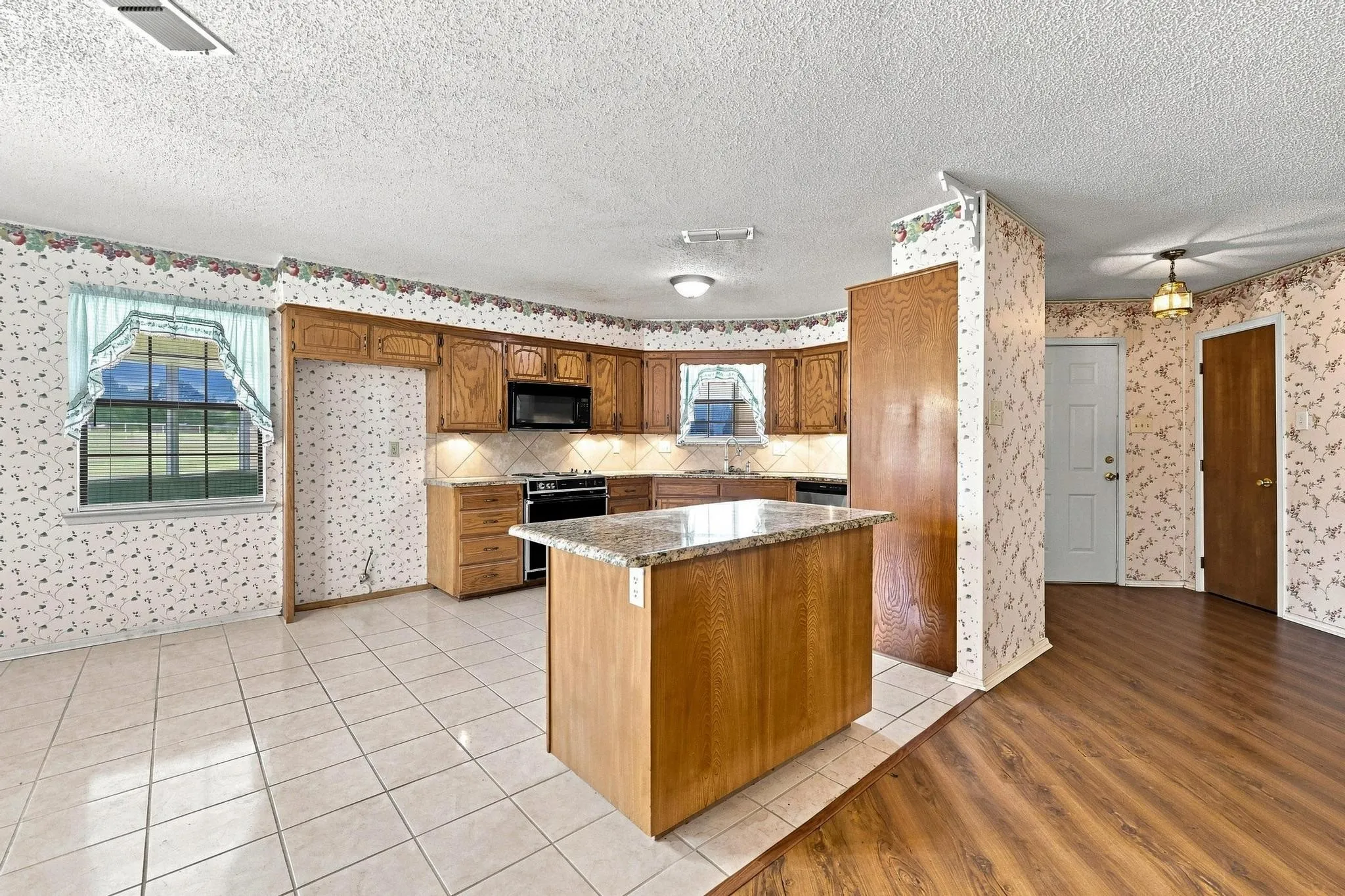 Single Family Residence For Sale in Grayson County , 1625 Richerson Road, Denison, Texas 75021, 3 Bedroom, 2 Bathroom, 2 Garage spaces, 1,878 Sqft, built in 1999, mls#21368795, Real Estate Agent in Denison, Homes For Sale in Grayson county, Homes For Sale in Denison, Realtor in Denison Texas, Real Estate Brokerage Independent Realty Texas, Luminita Cordes Realtor