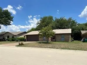 Single Family Residence For Rent in Denton County , 1226 Crescent Street, Denton, Texas 76201, 3 Bedroom, 2 Bathroom, 2 Garage spaces, 1,486 Sqft, built in 1976, mls#21368775, Real Estate Agent in Denton, Homes For Rent in Denton county, Homes For Rent in Denton, Realtor in Denton Texas, Real Estate Brokerage Independent Realty Texas, Luminita Cordes Realtor