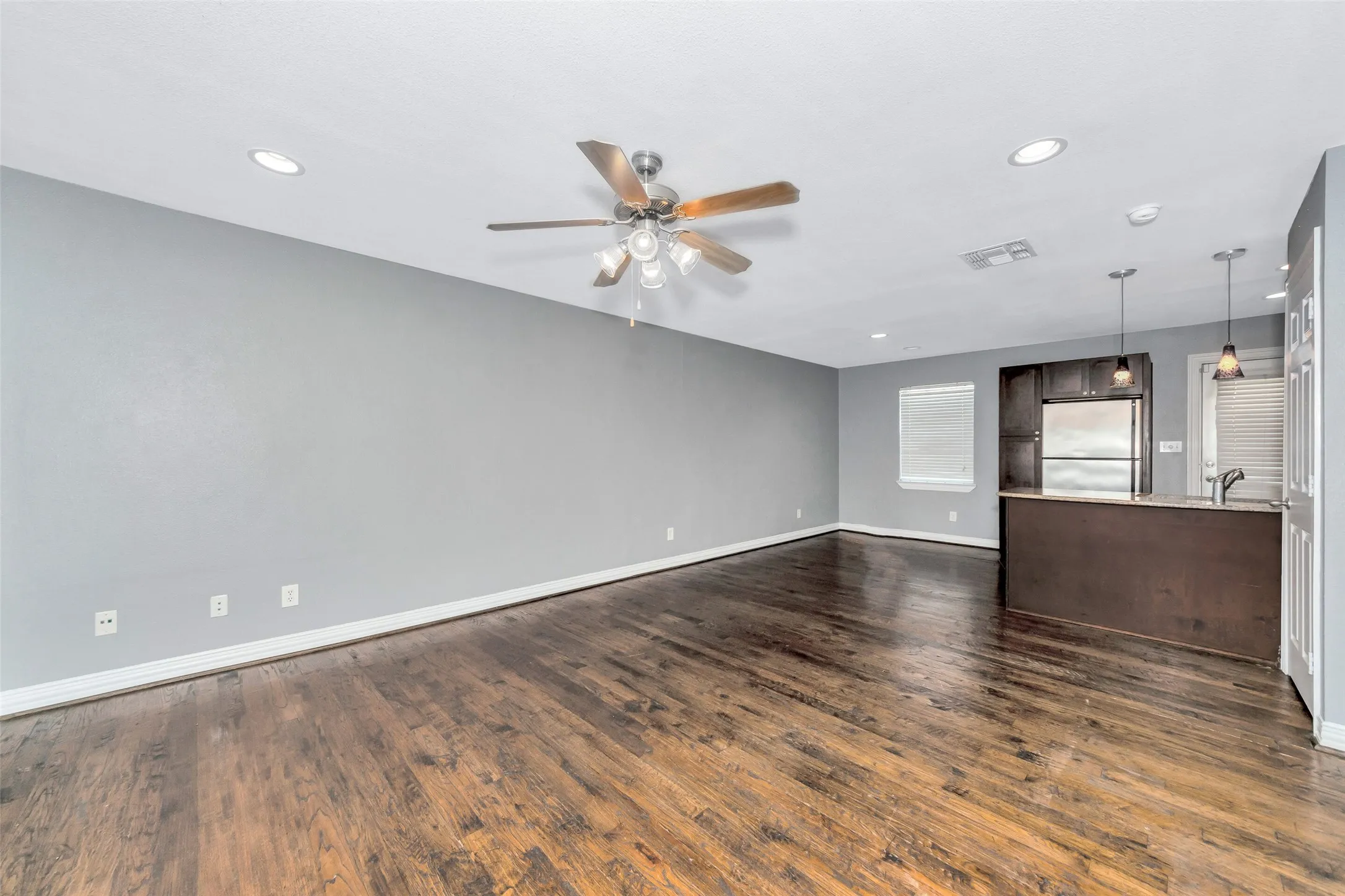 Condominium For Rent in Dallas County , 4721 Bradford Drive A, Dallas, Texas 75219, 2 Bedroom, 1 Bathroom, Garage spaces, 880 Sqft, built in 1955, mls#21368789, Real Estate Agent in Dallas, Homes For Rent in Dallas county, Homes For Rent in Dallas, Realtor in Dallas Texas, Real Estate Brokerage Independent Realty Texas, Luminita Cordes Realtor