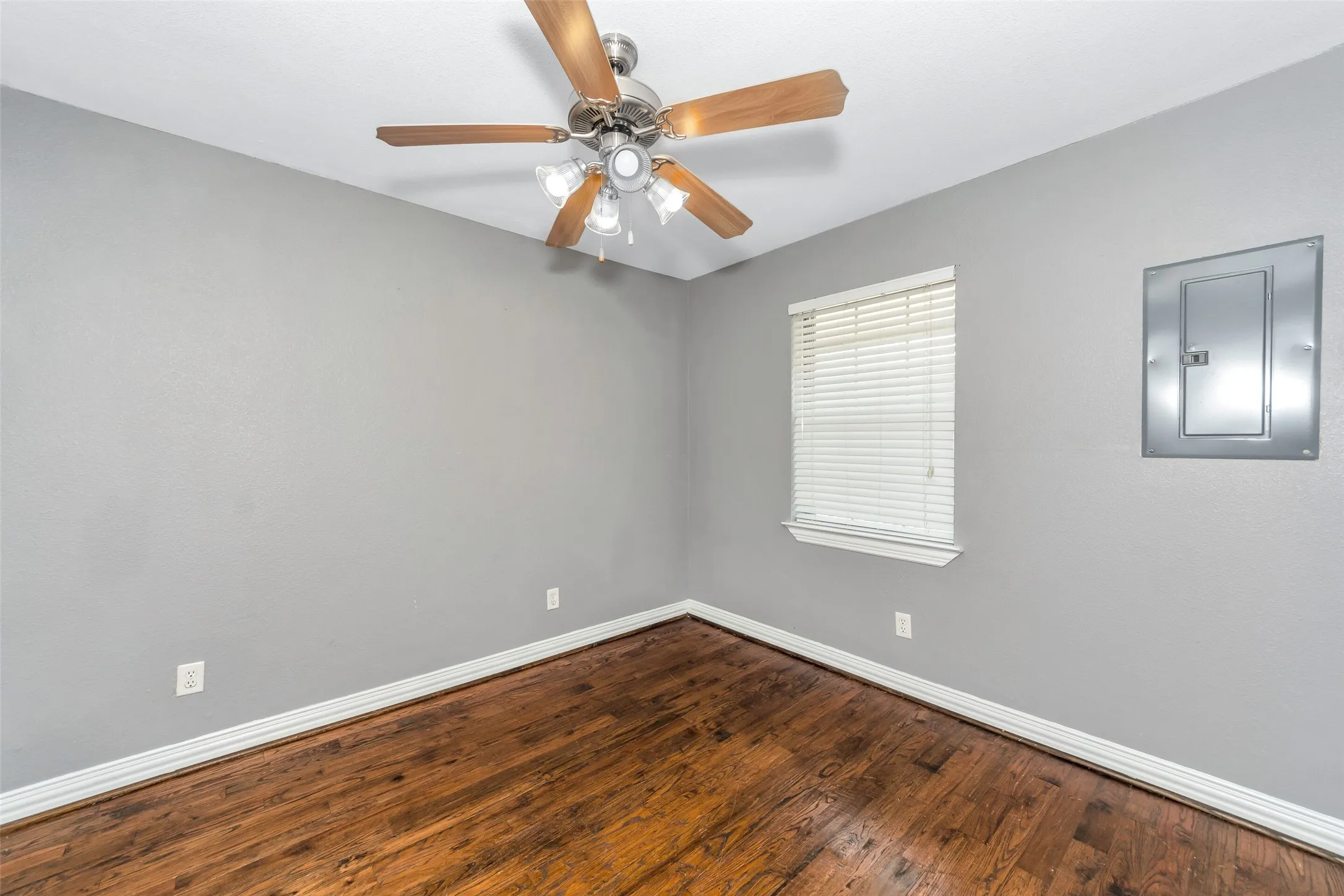Condominium For Rent in Dallas County , 4721 Bradford Drive A, Dallas, Texas 75219, 2 Bedroom, 1 Bathroom, Garage spaces, 880 Sqft, built in 1955, mls#21368789, Real Estate Agent in Dallas, Homes For Rent in Dallas county, Homes For Rent in Dallas, Realtor in Dallas Texas, Real Estate Brokerage Independent Realty Texas, Luminita Cordes Realtor