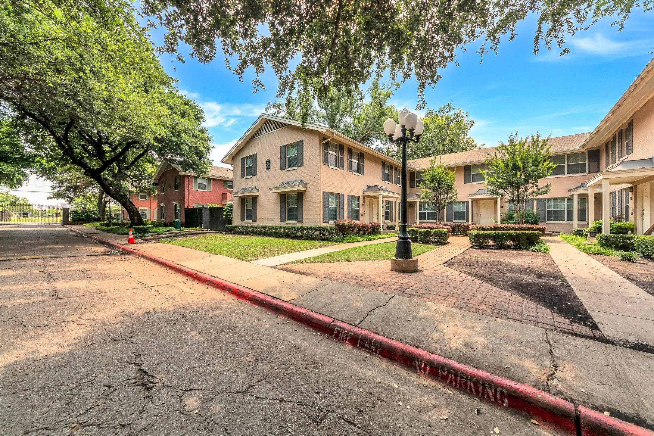 Condominium For Rent in Dallas County , 4721 Bradford Drive A, Dallas, Texas 75219, 2 Bedroom, 1 Bathroom, Garage spaces, 880 Sqft, built in 1955, mls#21368789, Real Estate Agent in Dallas, Homes For Rent in Dallas county, Homes For Rent in Dallas, Realtor in Dallas Texas, Real Estate Brokerage Independent Realty Texas, Luminita Cordes Realtor
