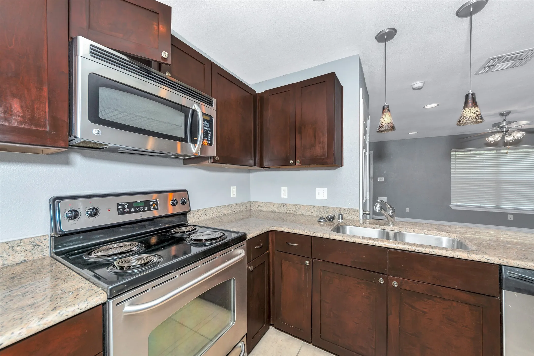 Condominium For Rent in Dallas County , 4721 Bradford Drive A, Dallas, Texas 75219, 2 Bedroom, 1 Bathroom, Garage spaces, 880 Sqft, built in 1955, mls#21368789, Real Estate Agent in Dallas, Homes For Rent in Dallas county, Homes For Rent in Dallas, Realtor in Dallas Texas, Real Estate Brokerage Independent Realty Texas, Luminita Cordes Realtor
