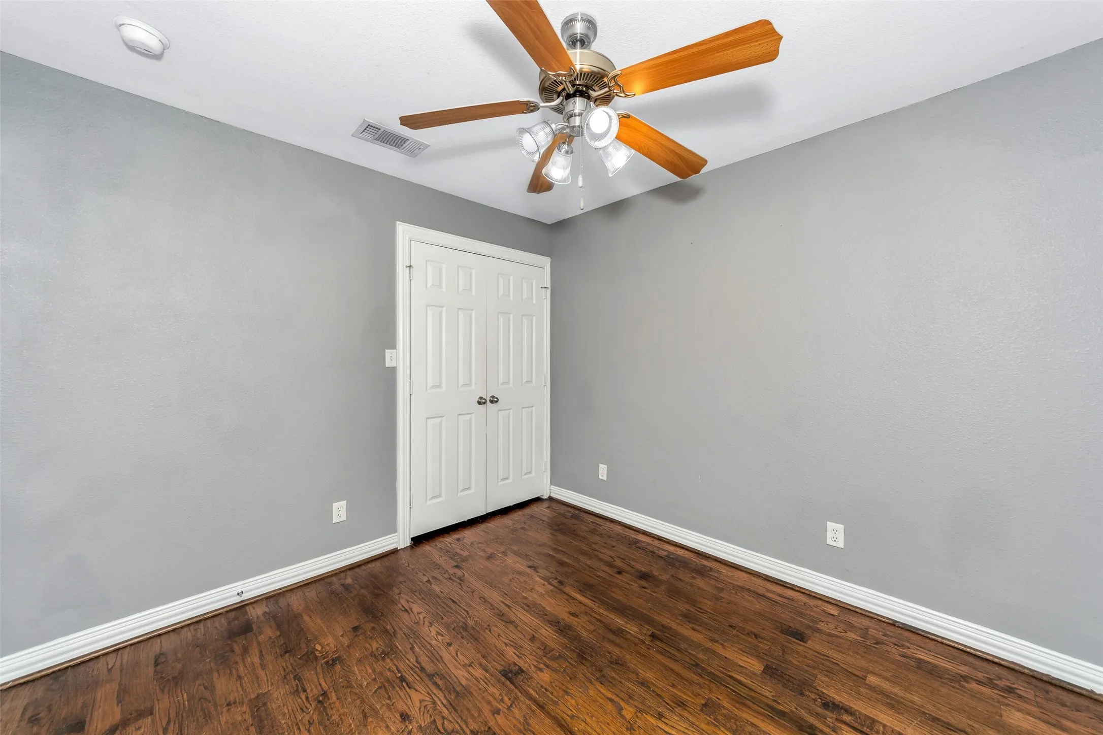 Condominium For Rent in Dallas County , 4721 Bradford Drive A, Dallas, Texas 75219, 2 Bedroom, 1 Bathroom, Garage spaces, 880 Sqft, built in 1955, mls#21368789, Real Estate Agent in Dallas, Homes For Rent in Dallas county, Homes For Rent in Dallas, Realtor in Dallas Texas, Real Estate Brokerage Independent Realty Texas, Luminita Cordes Realtor