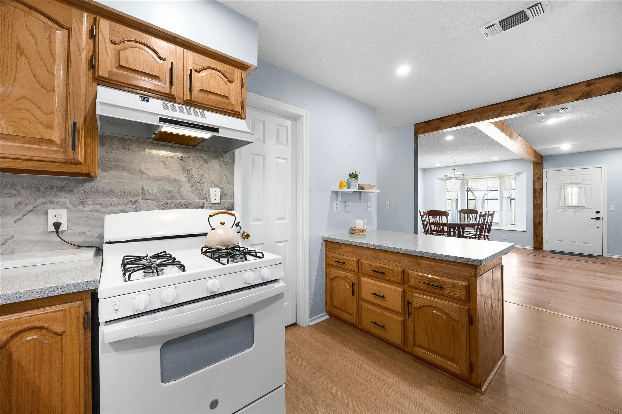 Single Family Residence For Sale in Hunt County , 6006 County Road 4604, Commerce, Texas 75428, 3 Bedroom, 3 Bathroom, 2 Garage spaces, 1,740 Sqft, built in 1992, mls#21368814, Real Estate Agent in Commerce, Homes For Sale in Hunt county, Homes For Sale in Commerce, Realtor in Commerce Texas, Real Estate Brokerage Independent Realty Texas, Luminita Cordes Realtor