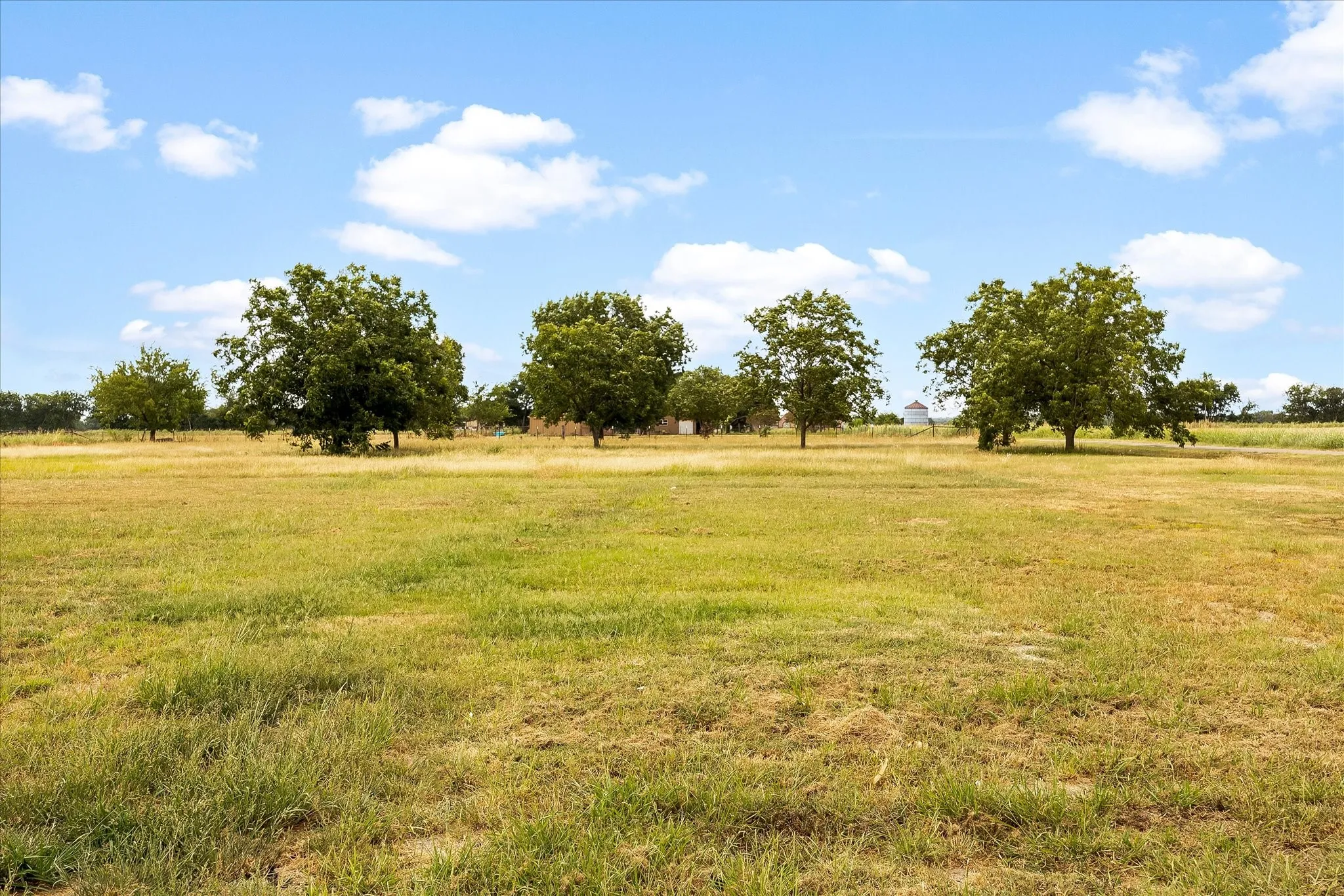 Single Family Residence For Sale in Hunt County , 6006 County Road 4604, Commerce, Texas 75428, 3 Bedroom, 3 Bathroom, 2 Garage spaces, 1,740 Sqft, built in 1992, mls#21368814, Real Estate Agent in Commerce, Homes For Sale in Hunt county, Homes For Sale in Commerce, Realtor in Commerce Texas, Real Estate Brokerage Independent Realty Texas, Luminita Cordes Realtor