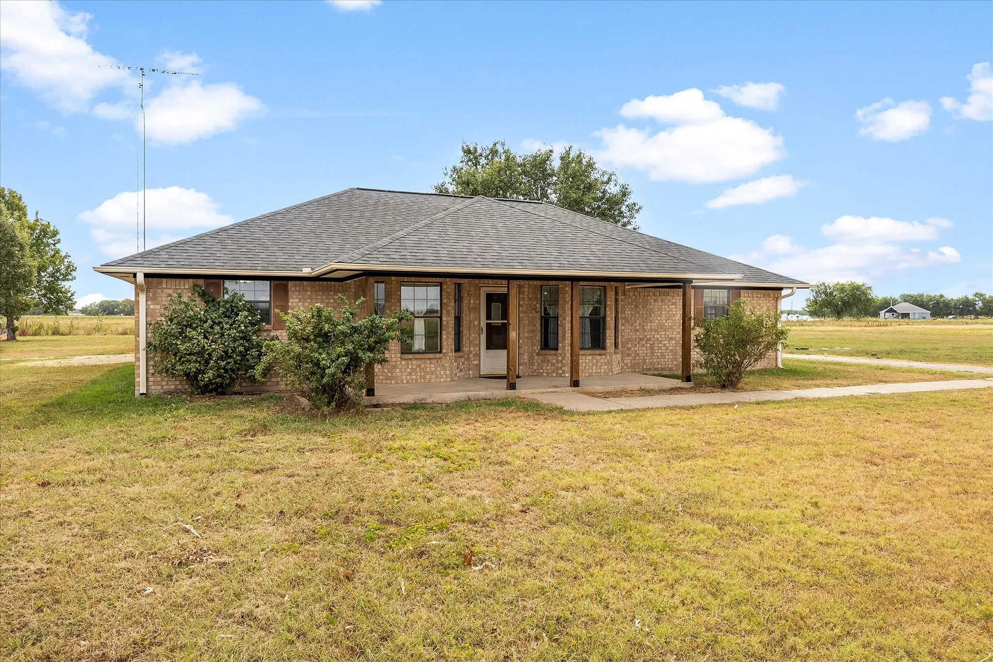 Single Family Residence For Sale in Hunt County , 6006 County Road 4604, Commerce, Texas 75428, 3 Bedroom, 3 Bathroom, 2 Garage spaces, 1,740 Sqft, built in 1992, mls#21368814, Real Estate Agent in Commerce, Homes For Sale in Hunt county, Homes For Sale in Commerce, Realtor in Commerce Texas, Real Estate Brokerage Independent Realty Texas, Luminita Cordes Realtor