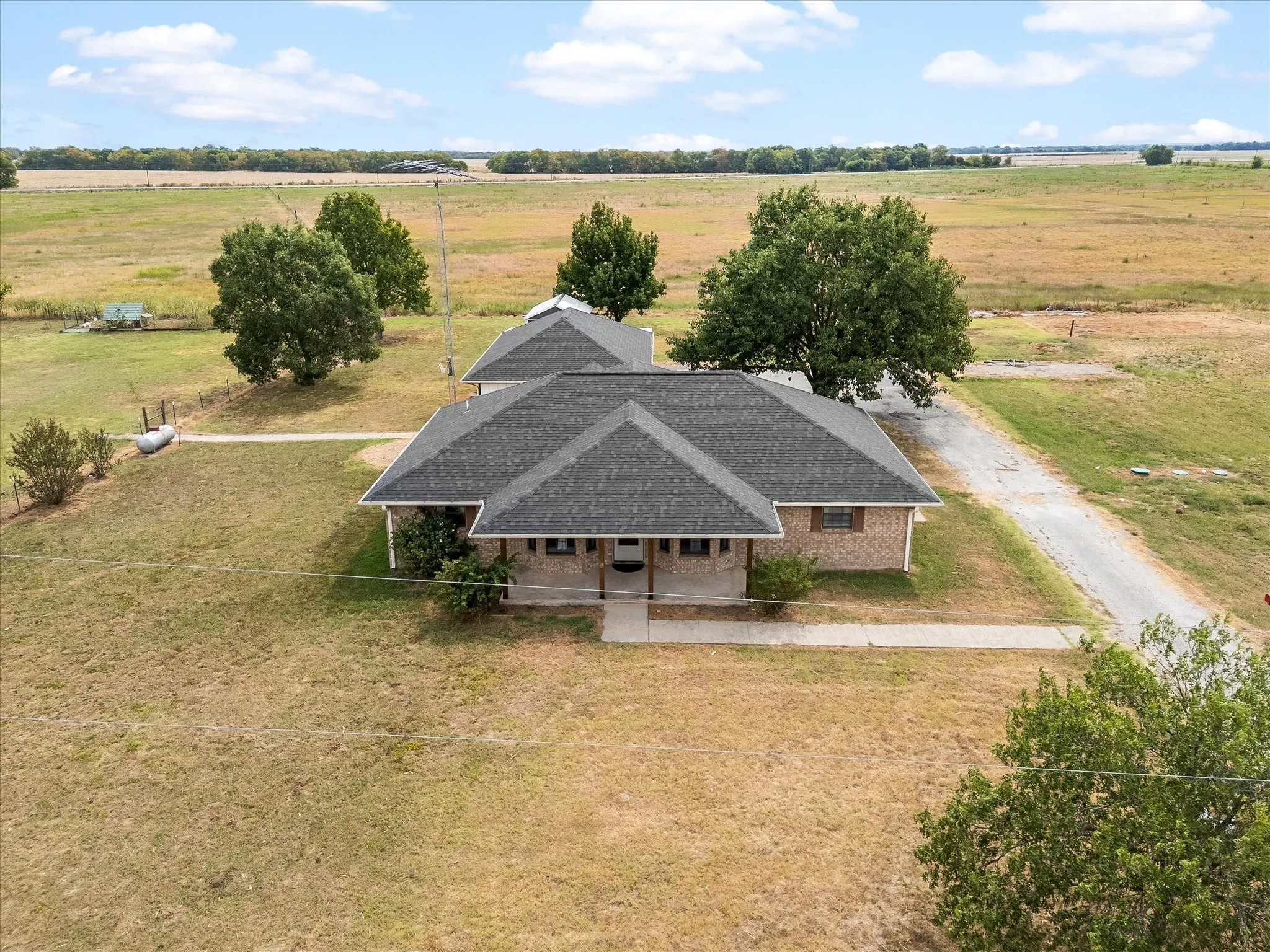 Single Family Residence For Sale in Hunt County , 6006 County Road 4604, Commerce, Texas 75428, 3 Bedroom, 3 Bathroom, 2 Garage spaces, 1,740 Sqft, built in 1992, mls#21368814, Real Estate Agent in Commerce, Homes For Sale in Hunt county, Homes For Sale in Commerce, Realtor in Commerce Texas, Real Estate Brokerage Independent Realty Texas, Luminita Cordes Realtor
