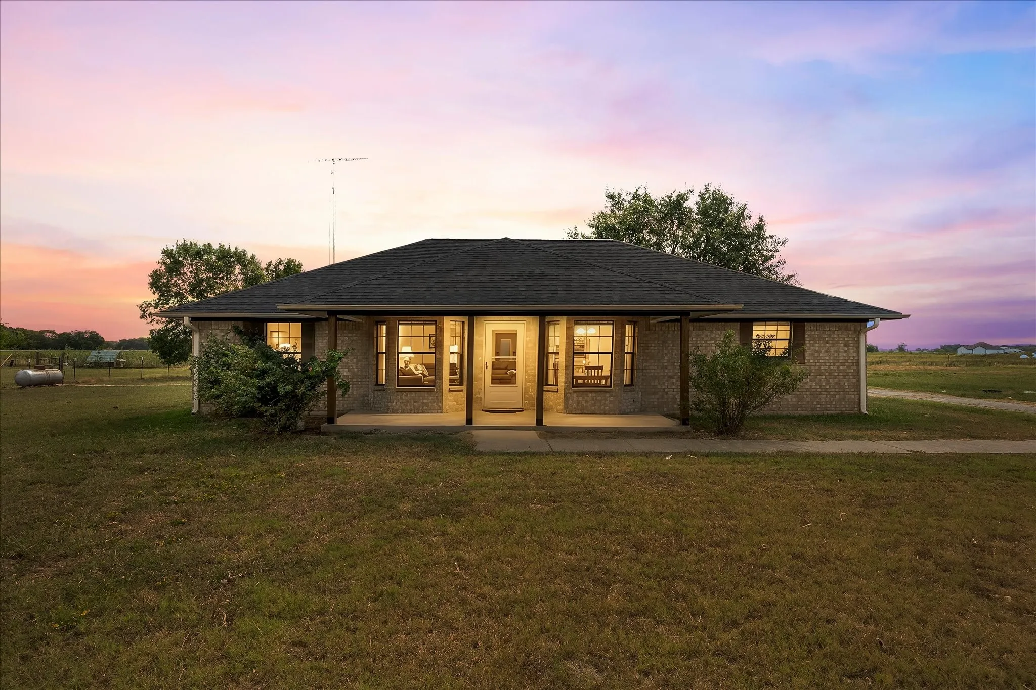 Single Family Residence For Sale in Hunt County , 6006 County Road 4604, Commerce, Texas 75428, 3 Bedroom, 3 Bathroom, 2 Garage spaces, 1,740 Sqft, built in 1992, mls#21368814, Real Estate Agent in Commerce, Homes For Sale in Hunt county, Homes For Sale in Commerce, Realtor in Commerce Texas, Real Estate Brokerage Independent Realty Texas, Luminita Cordes Realtor