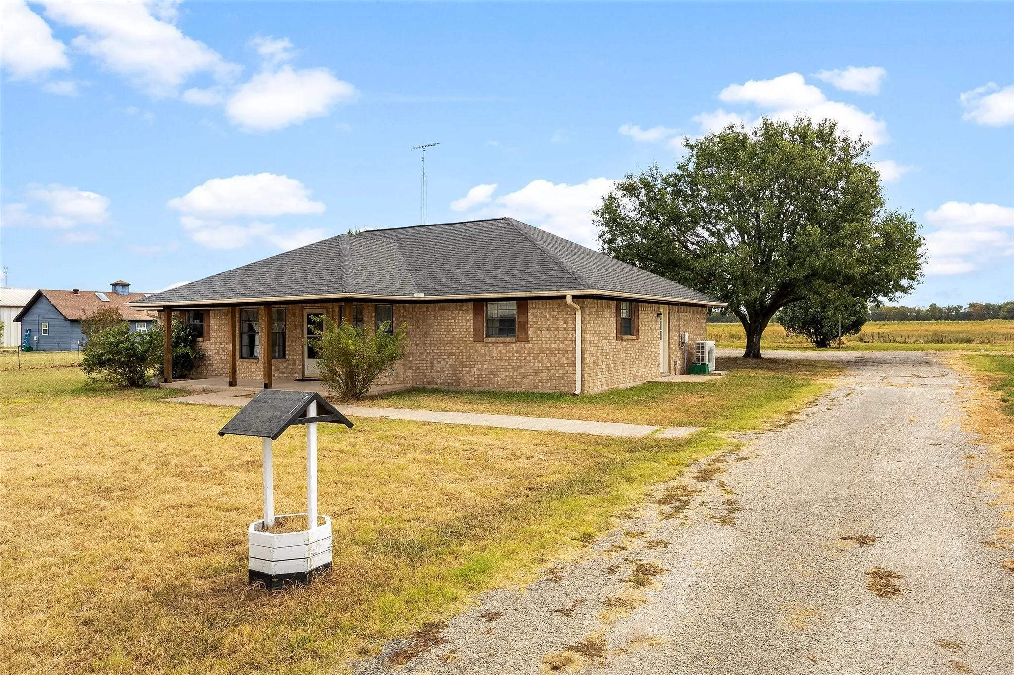 Single Family Residence For Sale in Hunt County , 6006 County Road 4604, Commerce, Texas 75428, 3 Bedroom, 3 Bathroom, 2 Garage spaces, 1,740 Sqft, built in 1992, mls#21368814, Real Estate Agent in Commerce, Homes For Sale in Hunt county, Homes For Sale in Commerce, Realtor in Commerce Texas, Real Estate Brokerage Independent Realty Texas, Luminita Cordes Realtor