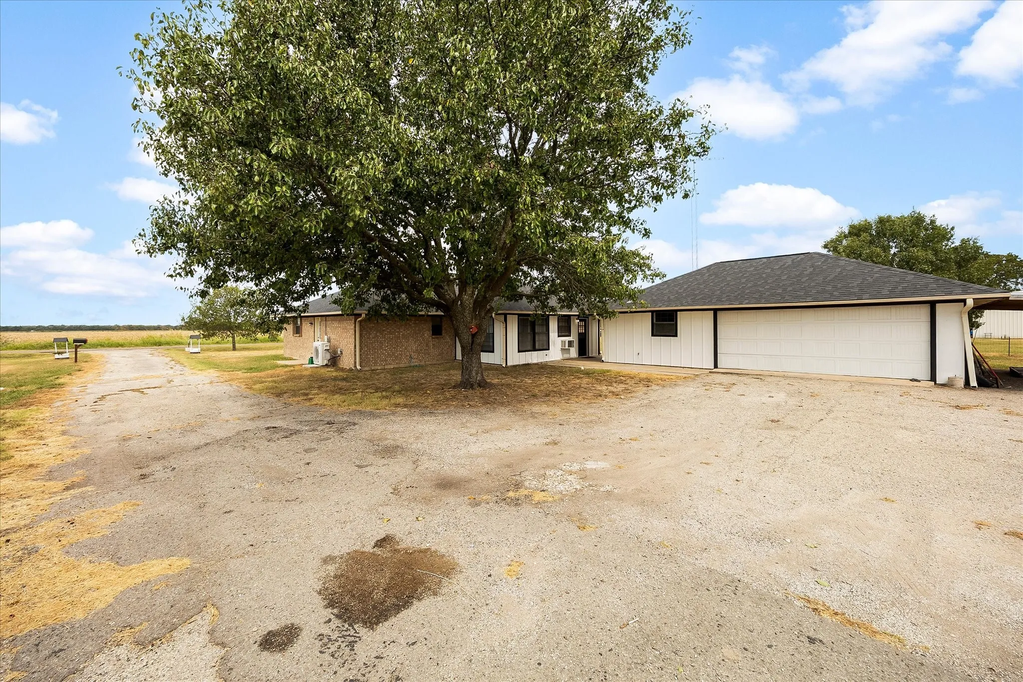 Single Family Residence For Sale in Hunt County , 6006 County Road 4604, Commerce, Texas 75428, 3 Bedroom, 3 Bathroom, 2 Garage spaces, 1,740 Sqft, built in 1992, mls#21368814, Real Estate Agent in Commerce, Homes For Sale in Hunt county, Homes For Sale in Commerce, Realtor in Commerce Texas, Real Estate Brokerage Independent Realty Texas, Luminita Cordes Realtor