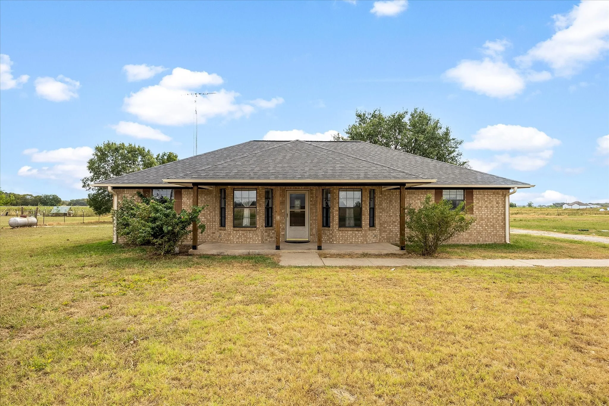 Single Family Residence For Sale in Hunt County , 6006 County Road 4604, Commerce, Texas 75428, 3 Bedroom, 3 Bathroom, 2 Garage spaces, 1,740 Sqft, built in 1992, mls#21368814, Real Estate Agent in Commerce, Homes For Sale in Hunt county, Homes For Sale in Commerce, Realtor in Commerce Texas, Real Estate Brokerage Independent Realty Texas, Luminita Cordes Realtor