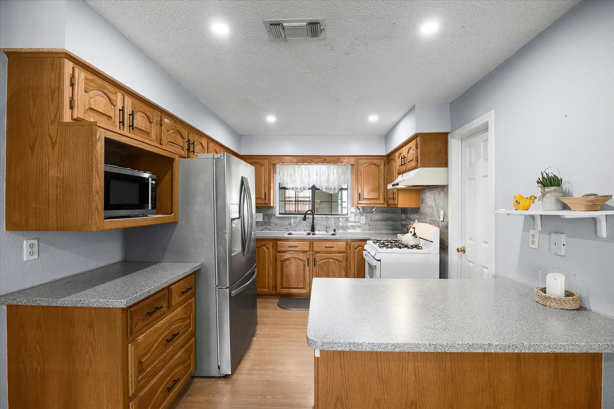 Single Family Residence For Sale in Hunt County , 6006 County Road 4604, Commerce, Texas 75428, 3 Bedroom, 3 Bathroom, 2 Garage spaces, 1,740 Sqft, built in 1992, mls#21368814, Real Estate Agent in Commerce, Homes For Sale in Hunt county, Homes For Sale in Commerce, Realtor in Commerce Texas, Real Estate Brokerage Independent Realty Texas, Luminita Cordes Realtor