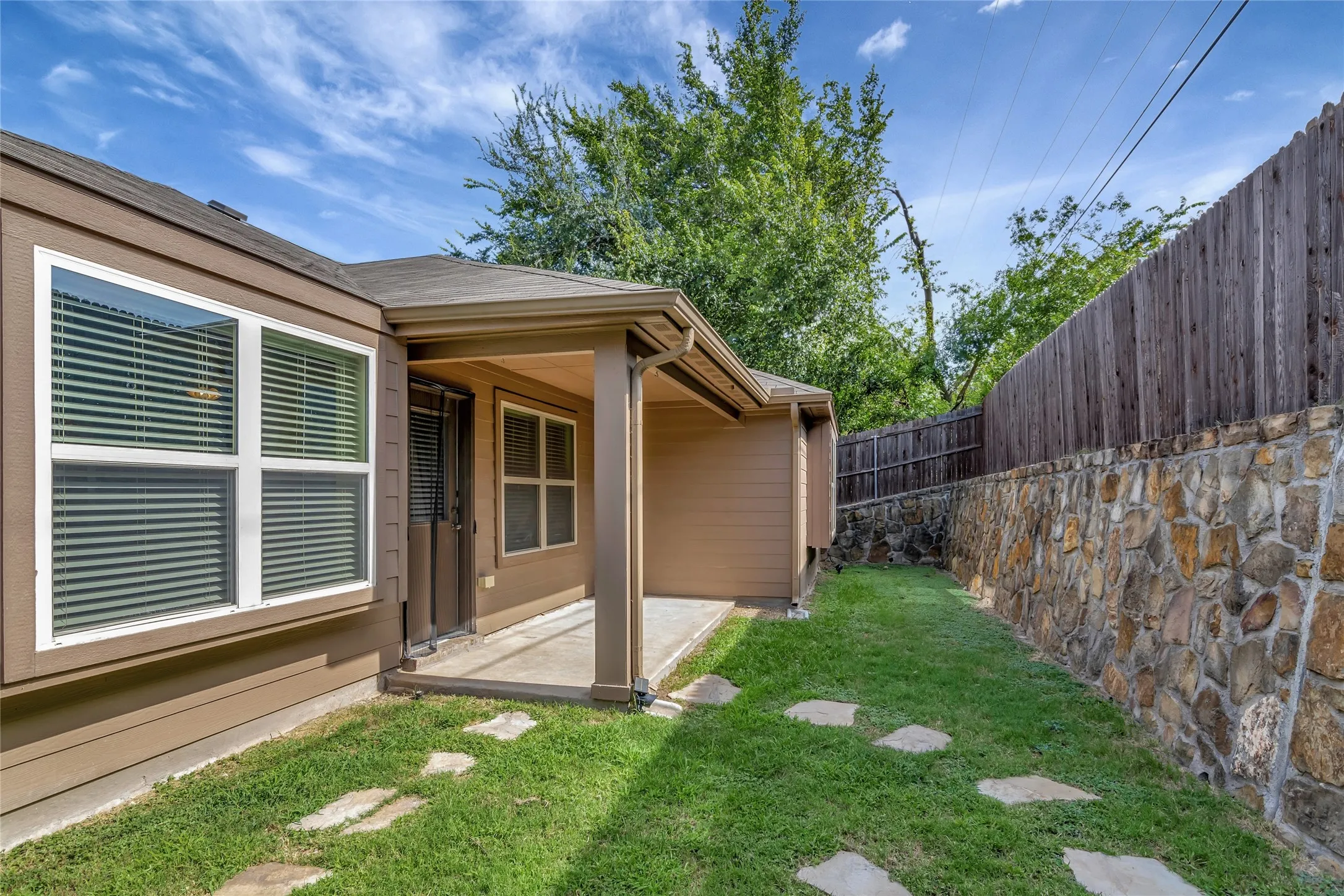 Single Family Residence For Rent in Tarrant County , 4936 Lemon Grove Drive, Fort Worth, Texas 76135, 3 Bedroom, 2 Bathroom, 2 Garage spaces, 1,670 Sqft, built in 2015, mls#21368822, Real Estate Agent in Fort Worth, Homes For Rent in Tarrant county, Homes For Rent in Fort Worth, Realtor in Fort Worth Texas, Real Estate Brokerage Independent Realty Texas, Luminita Cordes Realtor