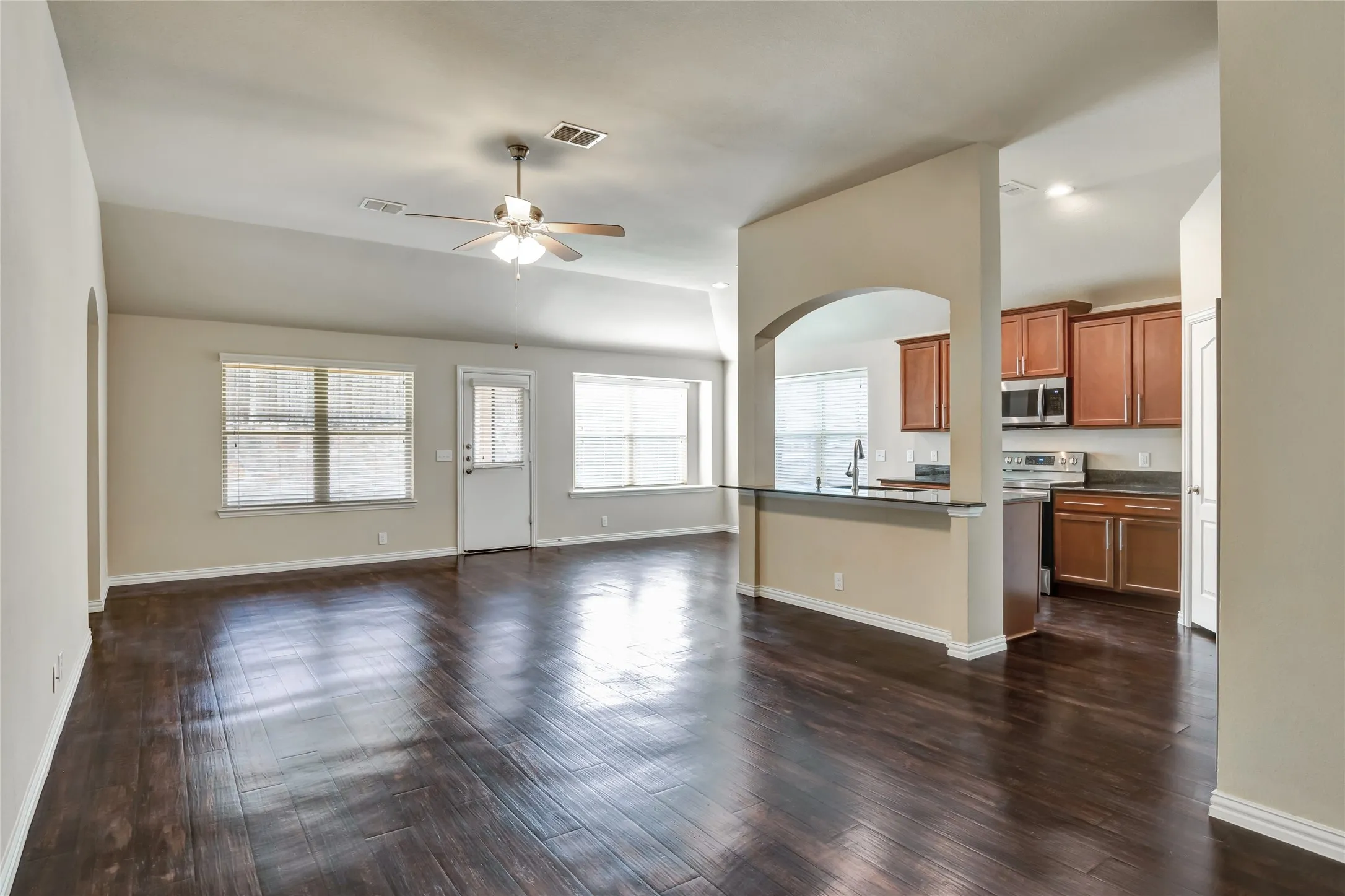 Single Family Residence For Rent in Tarrant County , 4936 Lemon Grove Drive, Fort Worth, Texas 76135, 3 Bedroom, 2 Bathroom, 2 Garage spaces, 1,670 Sqft, built in 2015, mls#21368822, Real Estate Agent in Fort Worth, Homes For Rent in Tarrant county, Homes For Rent in Fort Worth, Realtor in Fort Worth Texas, Real Estate Brokerage Independent Realty Texas, Luminita Cordes Realtor