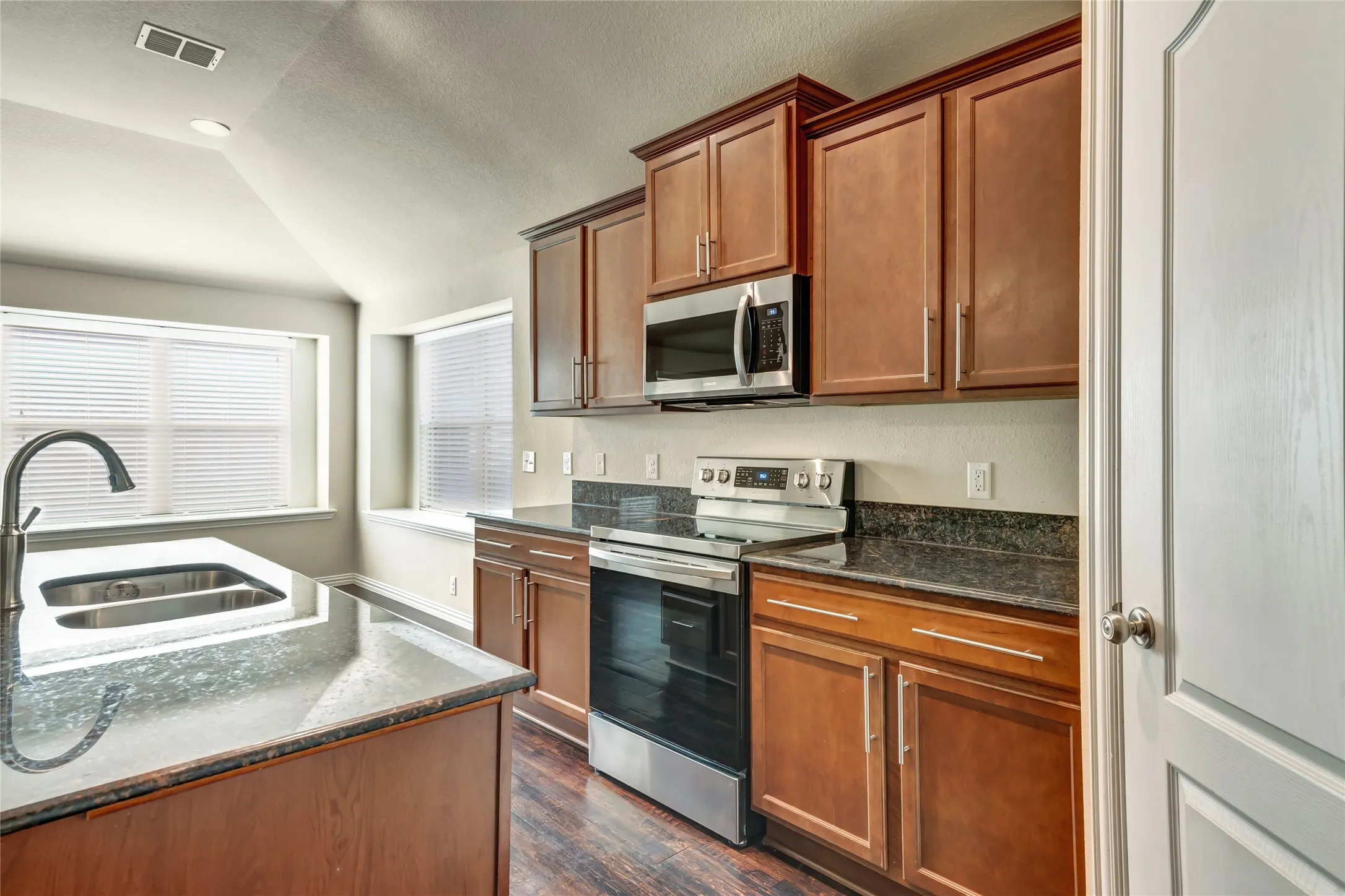 Single Family Residence For Rent in Tarrant County , 4936 Lemon Grove Drive, Fort Worth, Texas 76135, 3 Bedroom, 2 Bathroom, 2 Garage spaces, 1,670 Sqft, built in 2015, mls#21368822, Real Estate Agent in Fort Worth, Homes For Rent in Tarrant county, Homes For Rent in Fort Worth, Realtor in Fort Worth Texas, Real Estate Brokerage Independent Realty Texas, Luminita Cordes Realtor