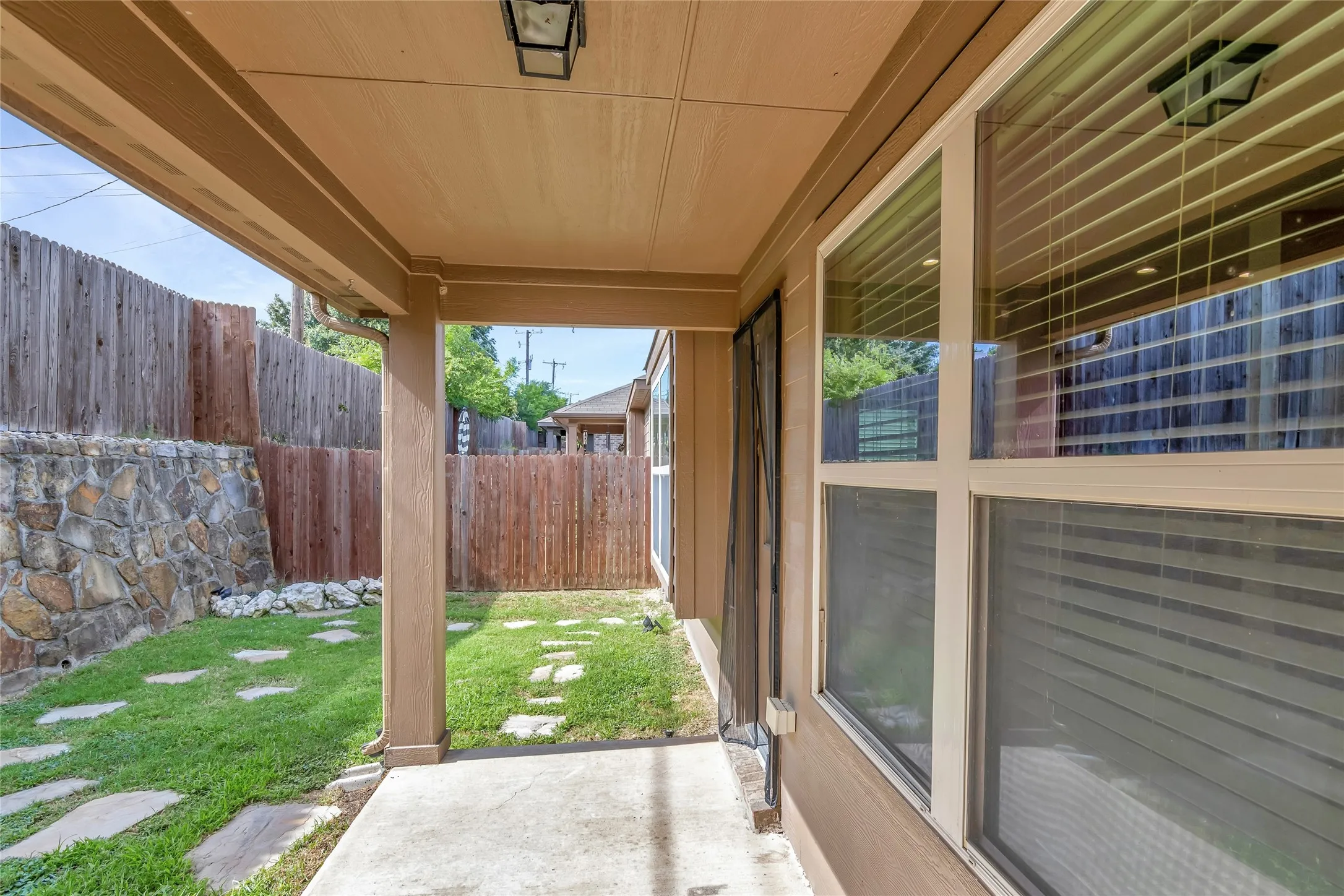 Single Family Residence For Rent in Tarrant County , 4936 Lemon Grove Drive, Fort Worth, Texas 76135, 3 Bedroom, 2 Bathroom, 2 Garage spaces, 1,670 Sqft, built in 2015, mls#21368822, Real Estate Agent in Fort Worth, Homes For Rent in Tarrant county, Homes For Rent in Fort Worth, Realtor in Fort Worth Texas, Real Estate Brokerage Independent Realty Texas, Luminita Cordes Realtor