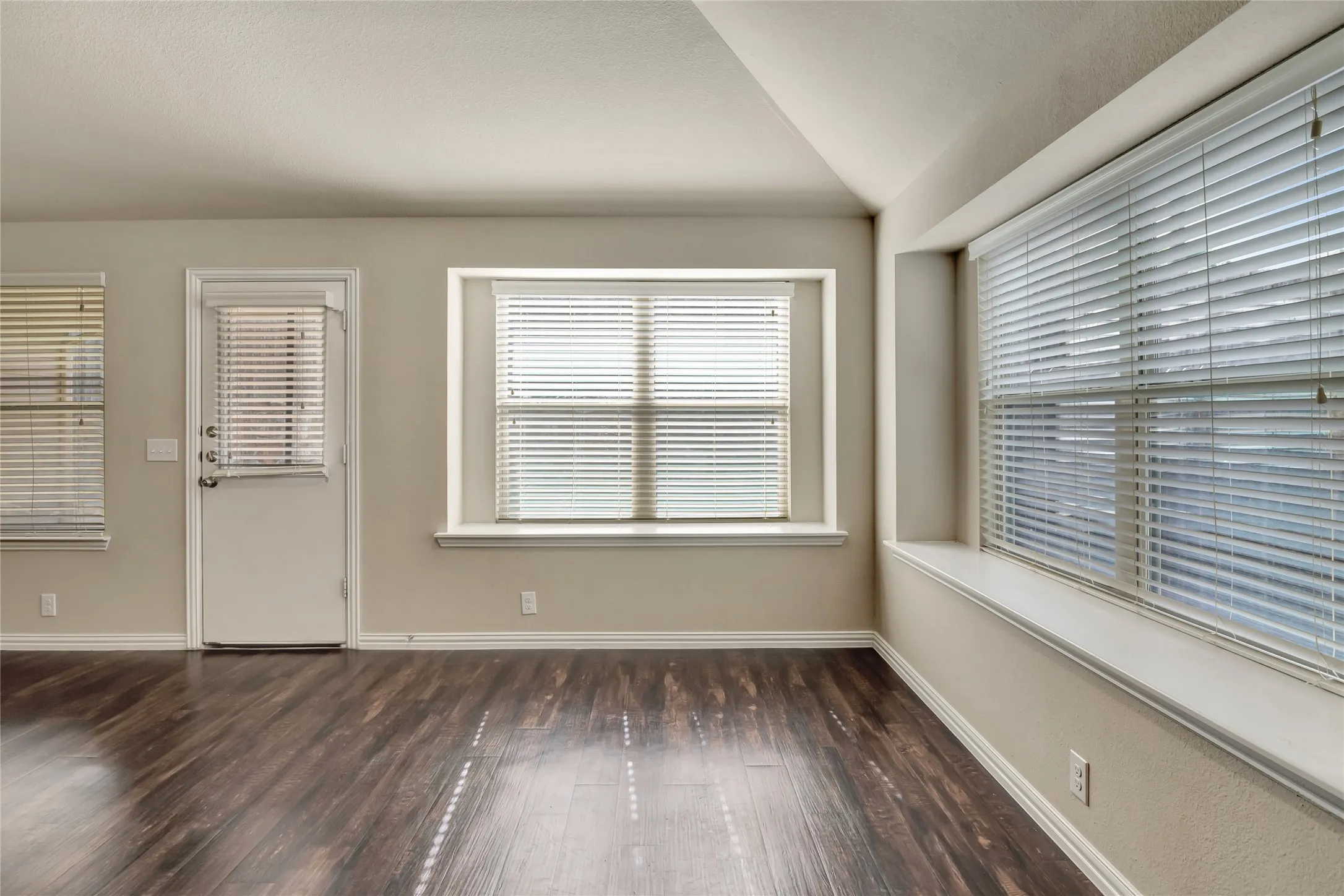 Single Family Residence For Rent in Tarrant County , 4936 Lemon Grove Drive, Fort Worth, Texas 76135, 3 Bedroom, 2 Bathroom, 2 Garage spaces, 1,670 Sqft, built in 2015, mls#21368822, Real Estate Agent in Fort Worth, Homes For Rent in Tarrant county, Homes For Rent in Fort Worth, Realtor in Fort Worth Texas, Real Estate Brokerage Independent Realty Texas, Luminita Cordes Realtor