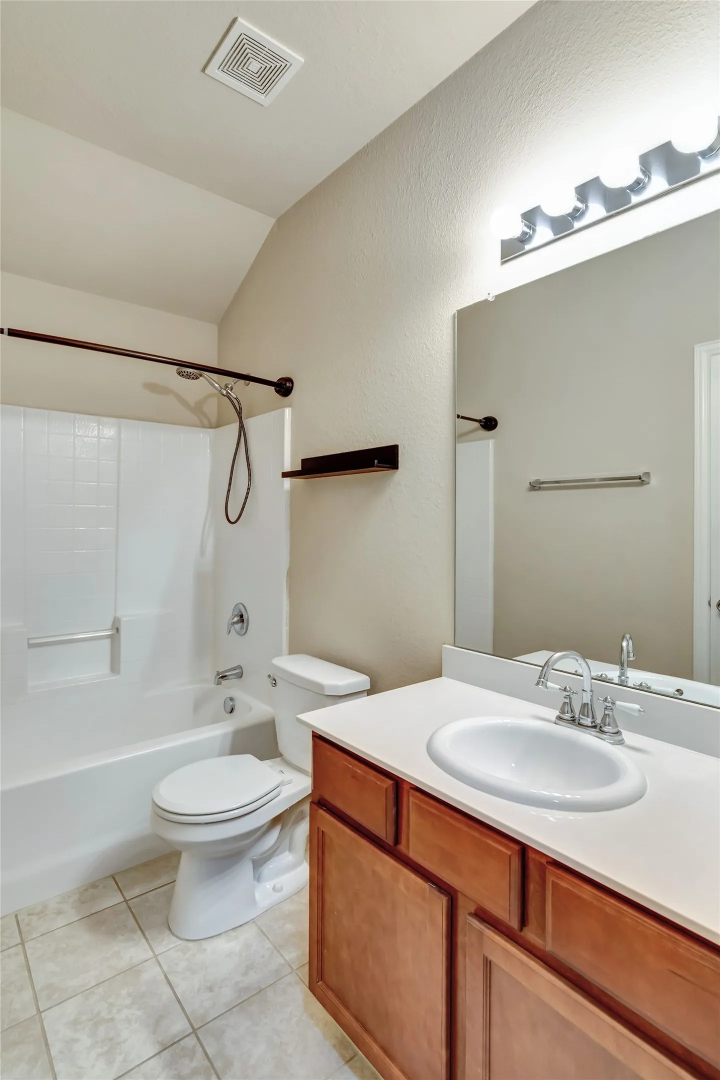 Single Family Residence For Rent in Tarrant County , 4936 Lemon Grove Drive, Fort Worth, Texas 76135, 3 Bedroom, 2 Bathroom, 2 Garage spaces, 1,670 Sqft, built in 2015, mls#21368822, Real Estate Agent in Fort Worth, Homes For Rent in Tarrant county, Homes For Rent in Fort Worth, Realtor in Fort Worth Texas, Real Estate Brokerage Independent Realty Texas, Luminita Cordes Realtor