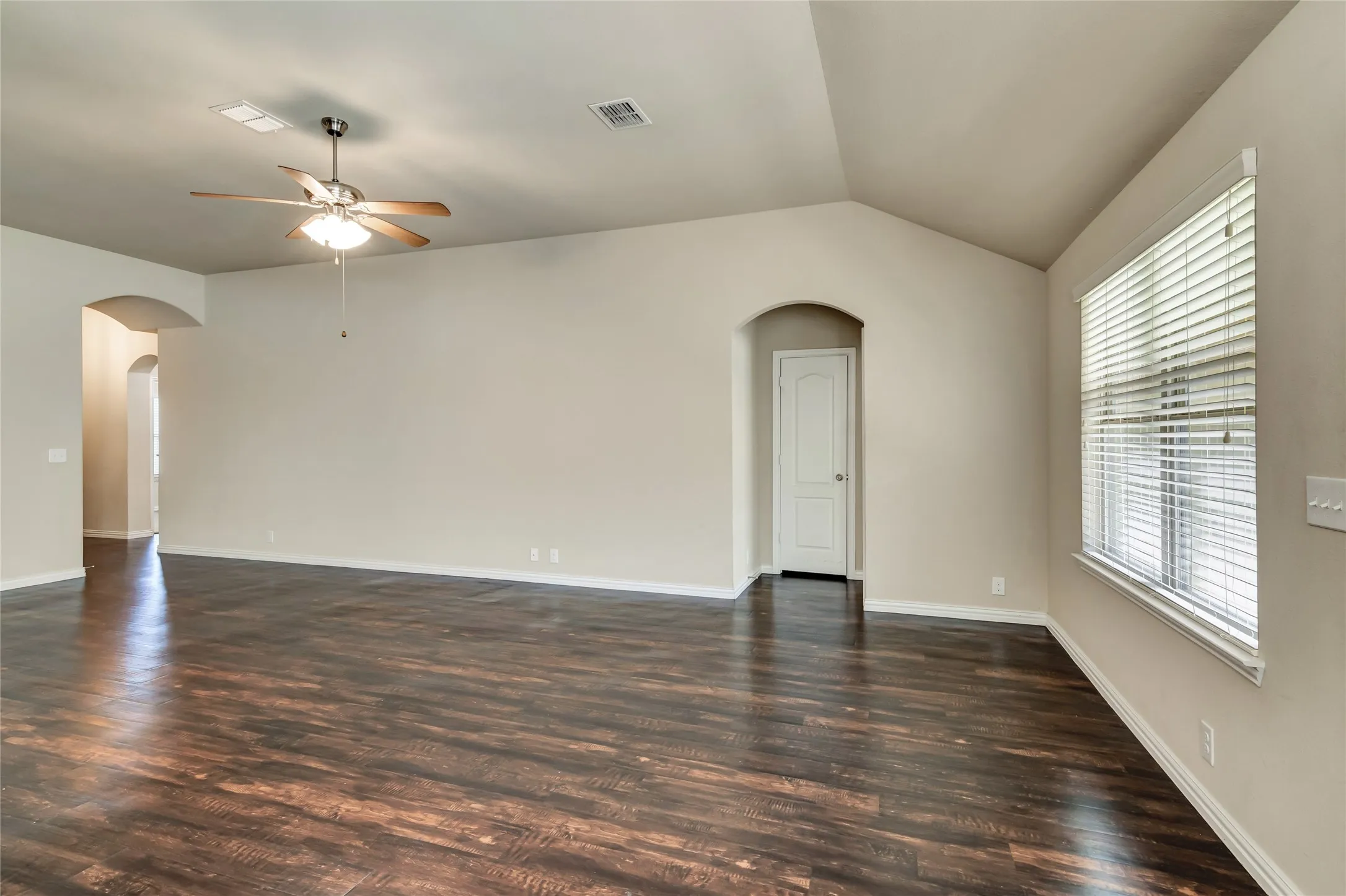 Single Family Residence For Rent in Tarrant County , 4936 Lemon Grove Drive, Fort Worth, Texas 76135, 3 Bedroom, 2 Bathroom, 2 Garage spaces, 1,670 Sqft, built in 2015, mls#21368822, Real Estate Agent in Fort Worth, Homes For Rent in Tarrant county, Homes For Rent in Fort Worth, Realtor in Fort Worth Texas, Real Estate Brokerage Independent Realty Texas, Luminita Cordes Realtor