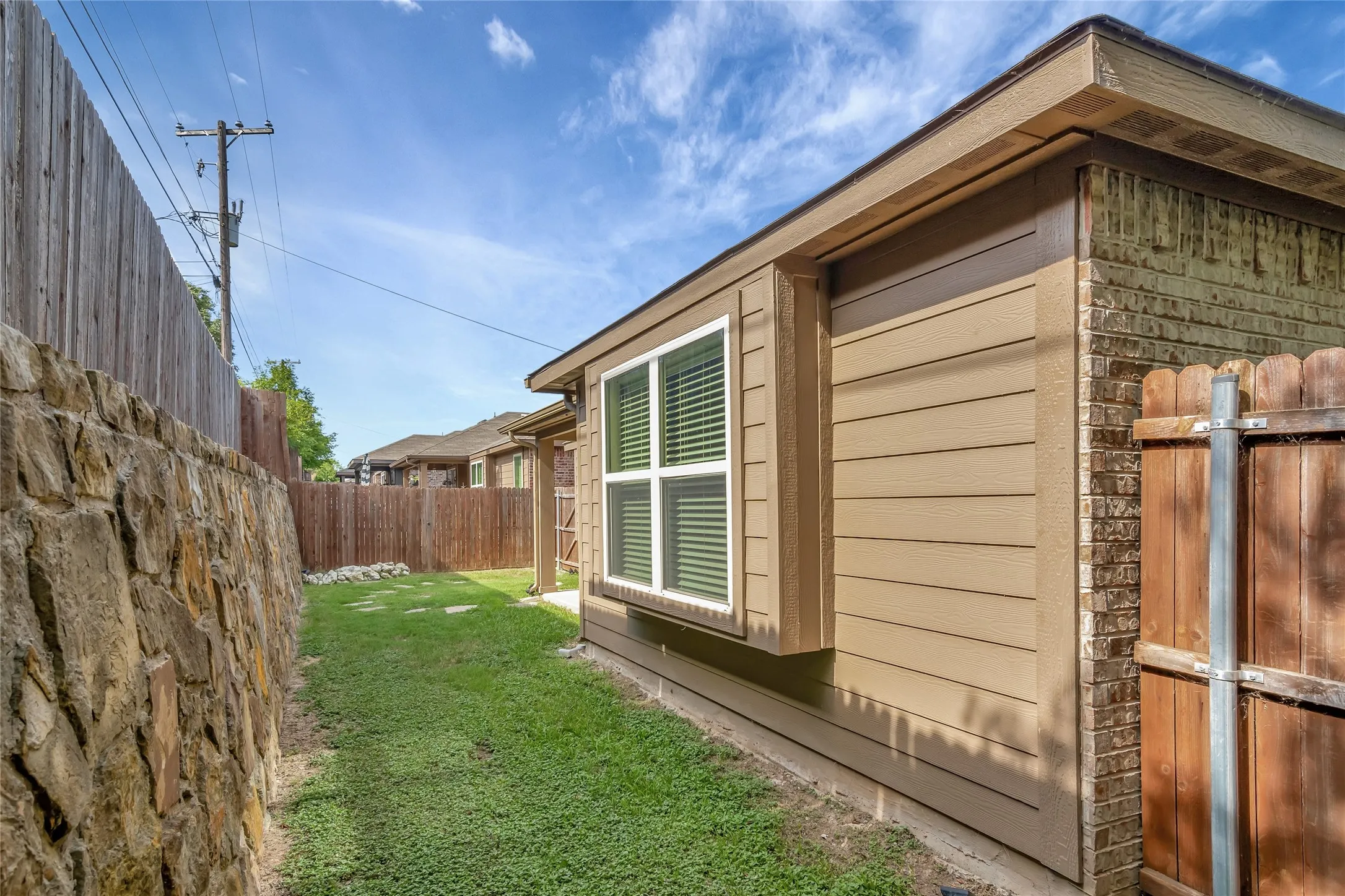 Single Family Residence For Rent in Tarrant County , 4936 Lemon Grove Drive, Fort Worth, Texas 76135, 3 Bedroom, 2 Bathroom, 2 Garage spaces, 1,670 Sqft, built in 2015, mls#21368822, Real Estate Agent in Fort Worth, Homes For Rent in Tarrant county, Homes For Rent in Fort Worth, Realtor in Fort Worth Texas, Real Estate Brokerage Independent Realty Texas, Luminita Cordes Realtor