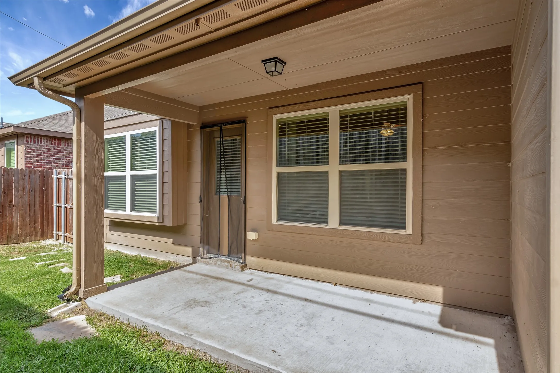Single Family Residence For Rent in Tarrant County , 4936 Lemon Grove Drive, Fort Worth, Texas 76135, 3 Bedroom, 2 Bathroom, 2 Garage spaces, 1,670 Sqft, built in 2015, mls#21368822, Real Estate Agent in Fort Worth, Homes For Rent in Tarrant county, Homes For Rent in Fort Worth, Realtor in Fort Worth Texas, Real Estate Brokerage Independent Realty Texas, Luminita Cordes Realtor