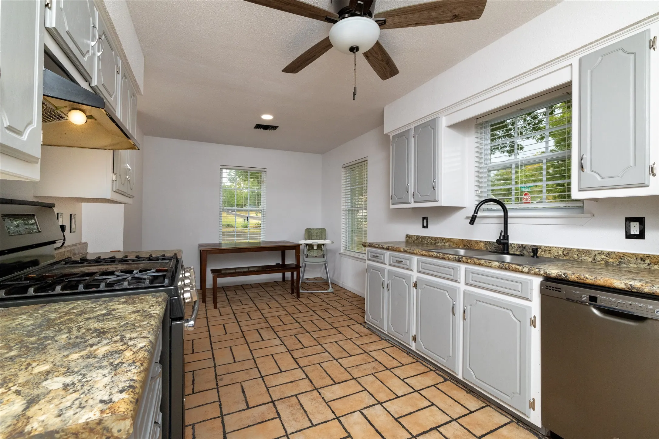 Single Family Residence For Sale in Grayson County , 300 Broadway Street, Whitesboro, Texas 76273, 3 Bedroom, 2 Bathroom, 2 Garage spaces, 1,288 Sqft, built in 1985, mls#21367662, Real Estate Agent in Whitesboro, Homes For Sale in Grayson county, Homes For Sale in Whitesboro, Realtor in Whitesboro Texas, Real Estate Brokerage Independent Realty Texas, Luminita Cordes Realtor
