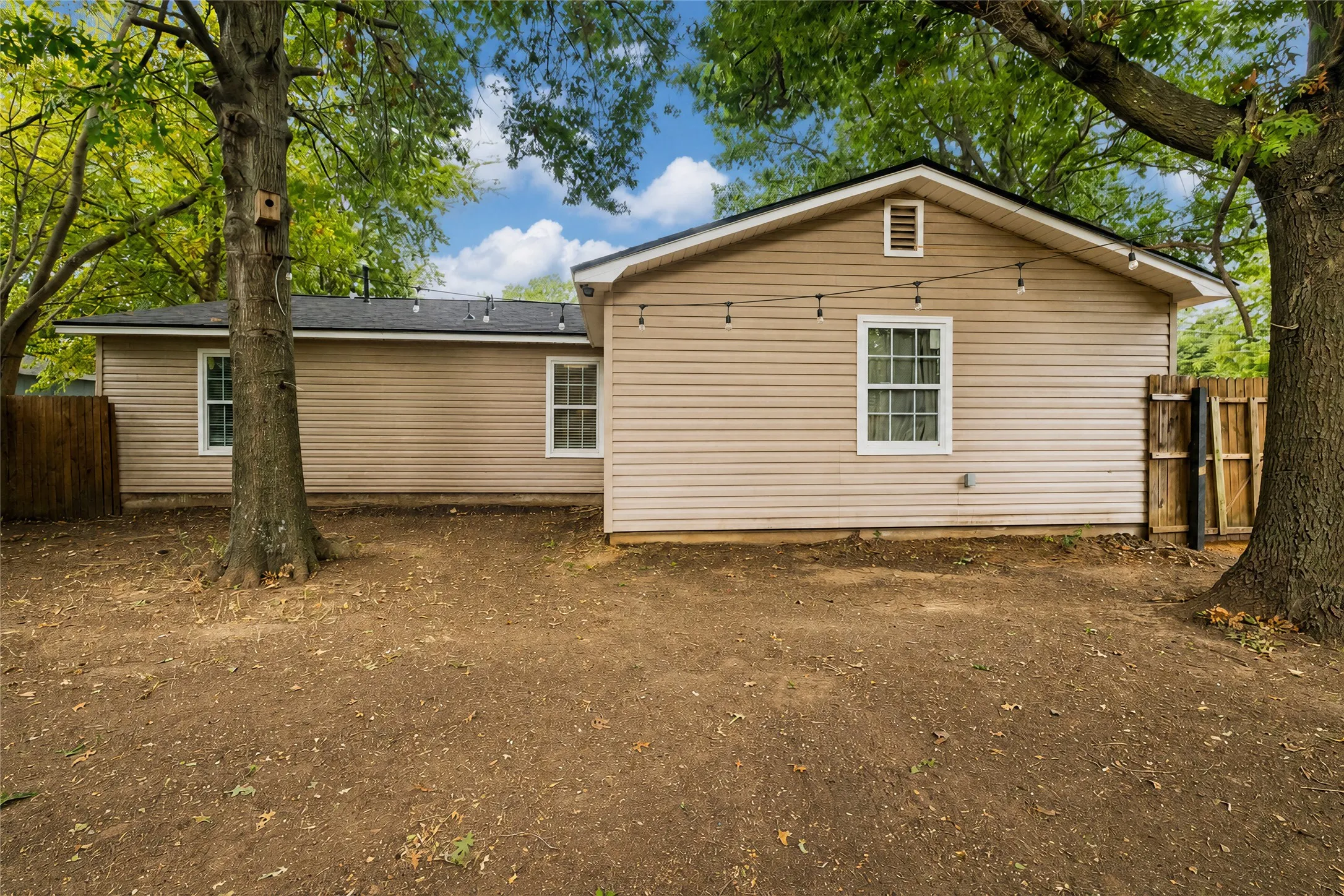 Single Family Residence For Sale in Grayson County , 300 Broadway Street, Whitesboro, Texas 76273, 3 Bedroom, 2 Bathroom, 2 Garage spaces, 1,288 Sqft, built in 1985, mls#21367662, Real Estate Agent in Whitesboro, Homes For Sale in Grayson county, Homes For Sale in Whitesboro, Realtor in Whitesboro Texas, Real Estate Brokerage Independent Realty Texas, Luminita Cordes Realtor