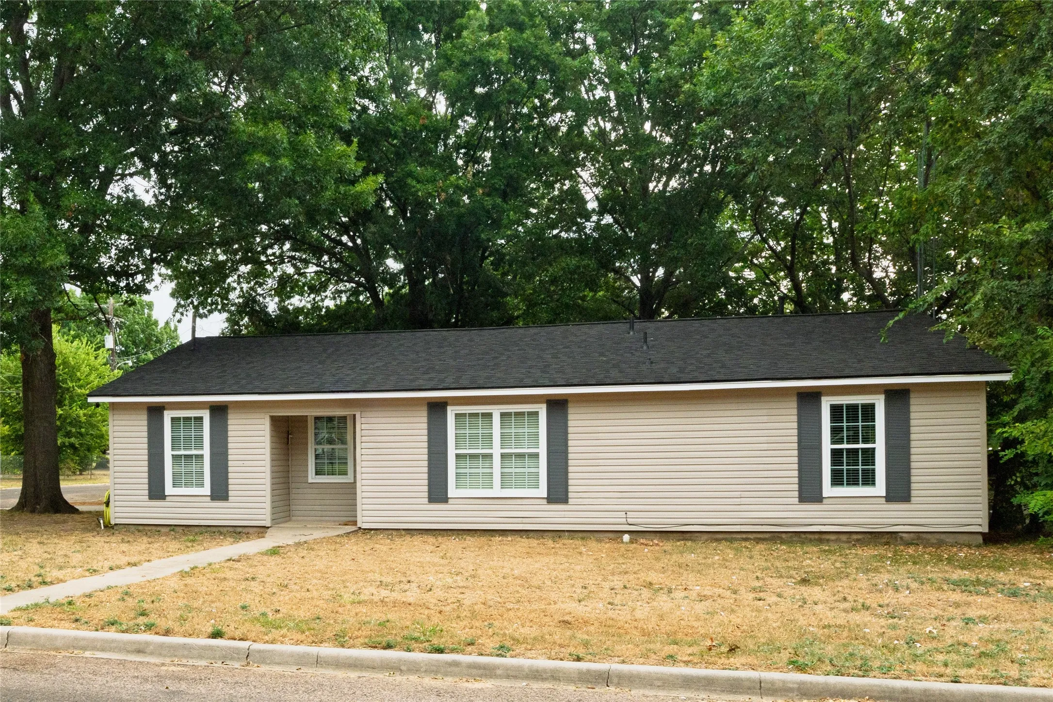 Single Family Residence For Sale in Grayson County , 300 Broadway Street, Whitesboro, Texas 76273, 3 Bedroom, 2 Bathroom, 2 Garage spaces, 1,288 Sqft, built in 1985, mls#21367662, Real Estate Agent in Whitesboro, Homes For Sale in Grayson county, Homes For Sale in Whitesboro, Realtor in Whitesboro Texas, Real Estate Brokerage Independent Realty Texas, Luminita Cordes Realtor