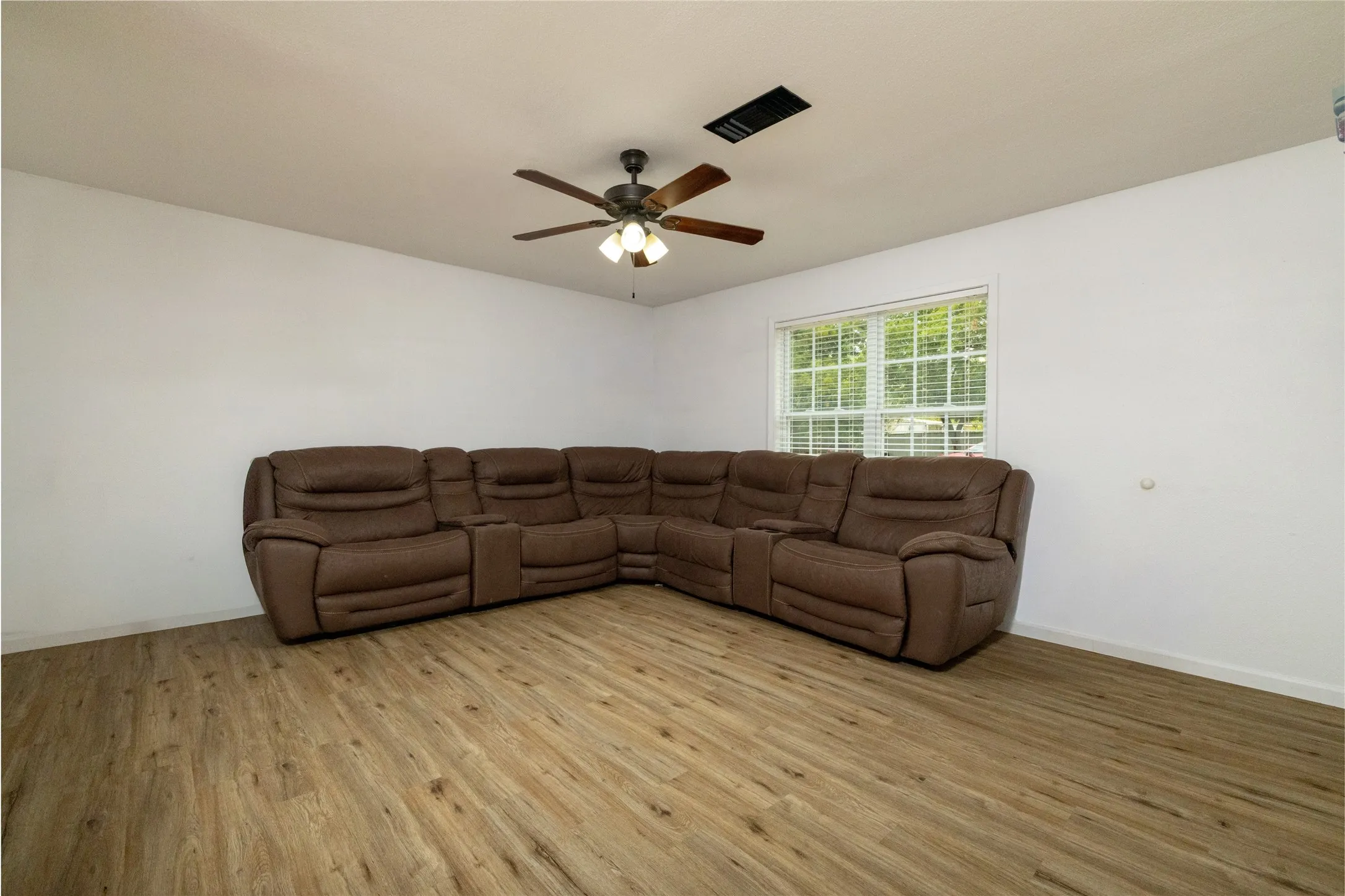 Single Family Residence For Sale in Grayson County , 300 Broadway Street, Whitesboro, Texas 76273, 3 Bedroom, 2 Bathroom, 2 Garage spaces, 1,288 Sqft, built in 1985, mls#21367662, Real Estate Agent in Whitesboro, Homes For Sale in Grayson county, Homes For Sale in Whitesboro, Realtor in Whitesboro Texas, Real Estate Brokerage Independent Realty Texas, Luminita Cordes Realtor