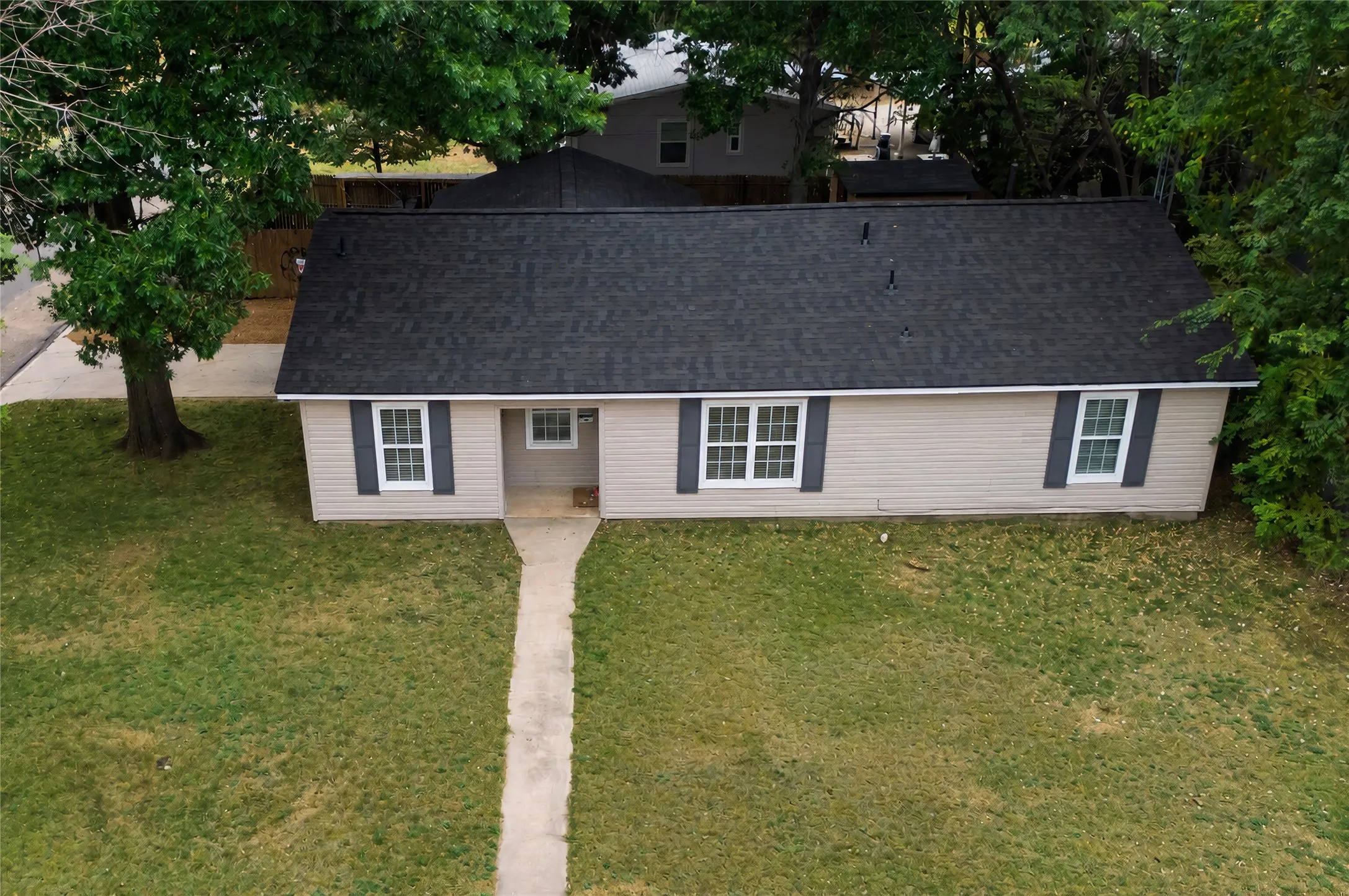 Single Family Residence For Sale in Grayson County , 300 Broadway Street, Whitesboro, Texas 76273, 3 Bedroom, 2 Bathroom, 2 Garage spaces, 1,288 Sqft, built in 1985, mls#21367662, Real Estate Agent in Whitesboro, Homes For Sale in Grayson county, Homes For Sale in Whitesboro, Realtor in Whitesboro Texas, Real Estate Brokerage Independent Realty Texas, Luminita Cordes Realtor