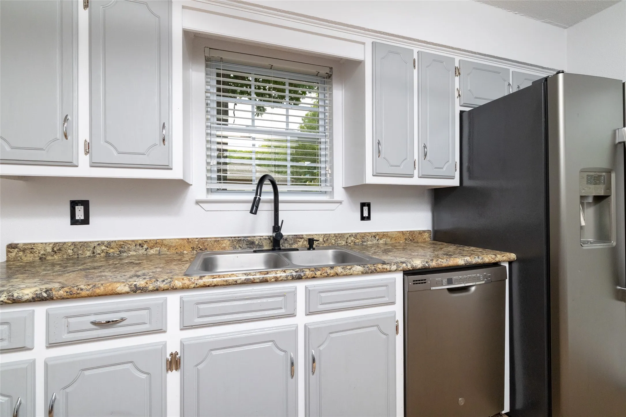 Single Family Residence For Sale in Grayson County , 300 Broadway Street, Whitesboro, Texas 76273, 3 Bedroom, 2 Bathroom, 2 Garage spaces, 1,288 Sqft, built in 1985, mls#21367662, Real Estate Agent in Whitesboro, Homes For Sale in Grayson county, Homes For Sale in Whitesboro, Realtor in Whitesboro Texas, Real Estate Brokerage Independent Realty Texas, Luminita Cordes Realtor