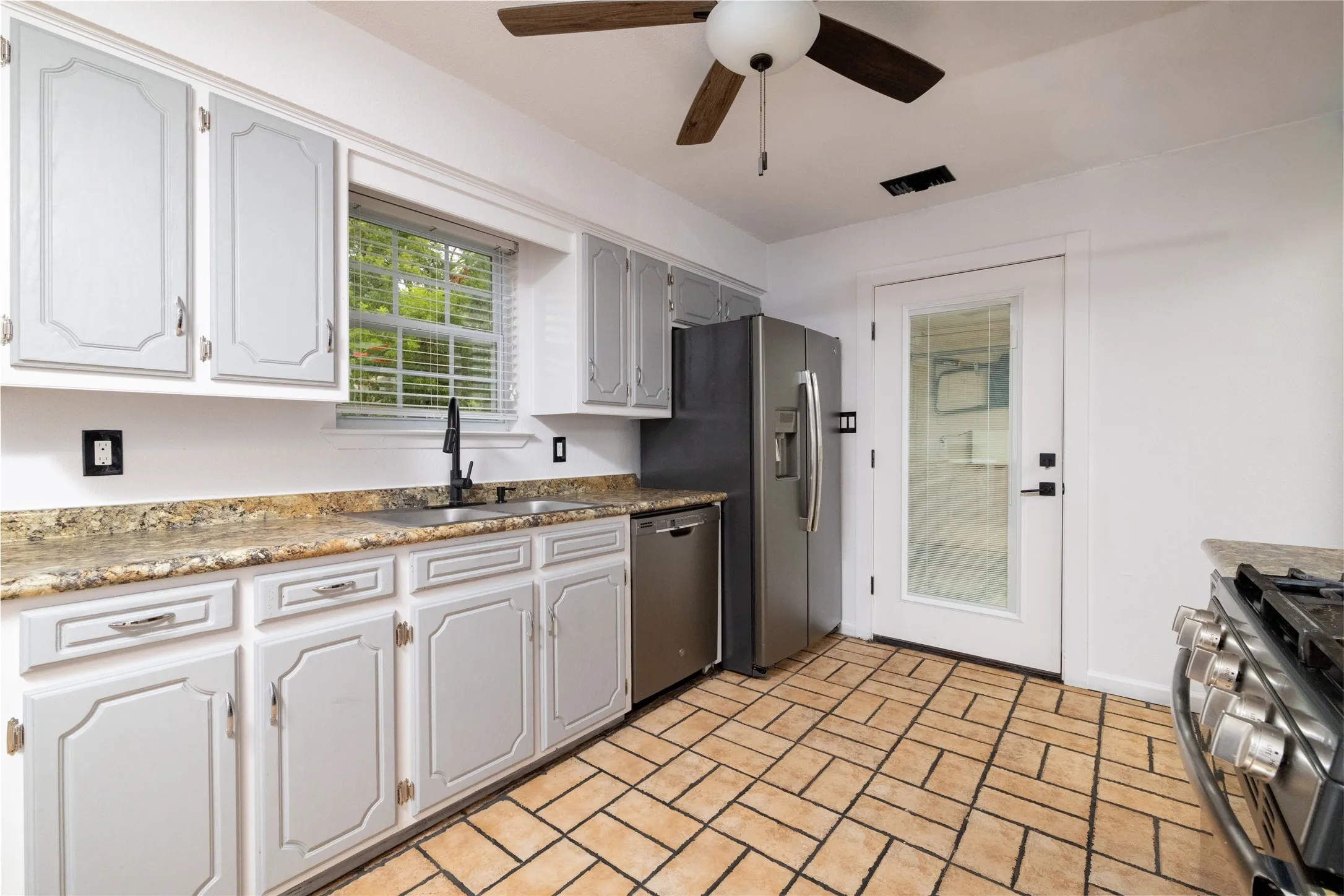 Single Family Residence For Sale in Grayson County , 300 Broadway Street, Whitesboro, Texas 76273, 3 Bedroom, 2 Bathroom, 2 Garage spaces, 1,288 Sqft, built in 1985, mls#21367662, Real Estate Agent in Whitesboro, Homes For Sale in Grayson county, Homes For Sale in Whitesboro, Realtor in Whitesboro Texas, Real Estate Brokerage Independent Realty Texas, Luminita Cordes Realtor